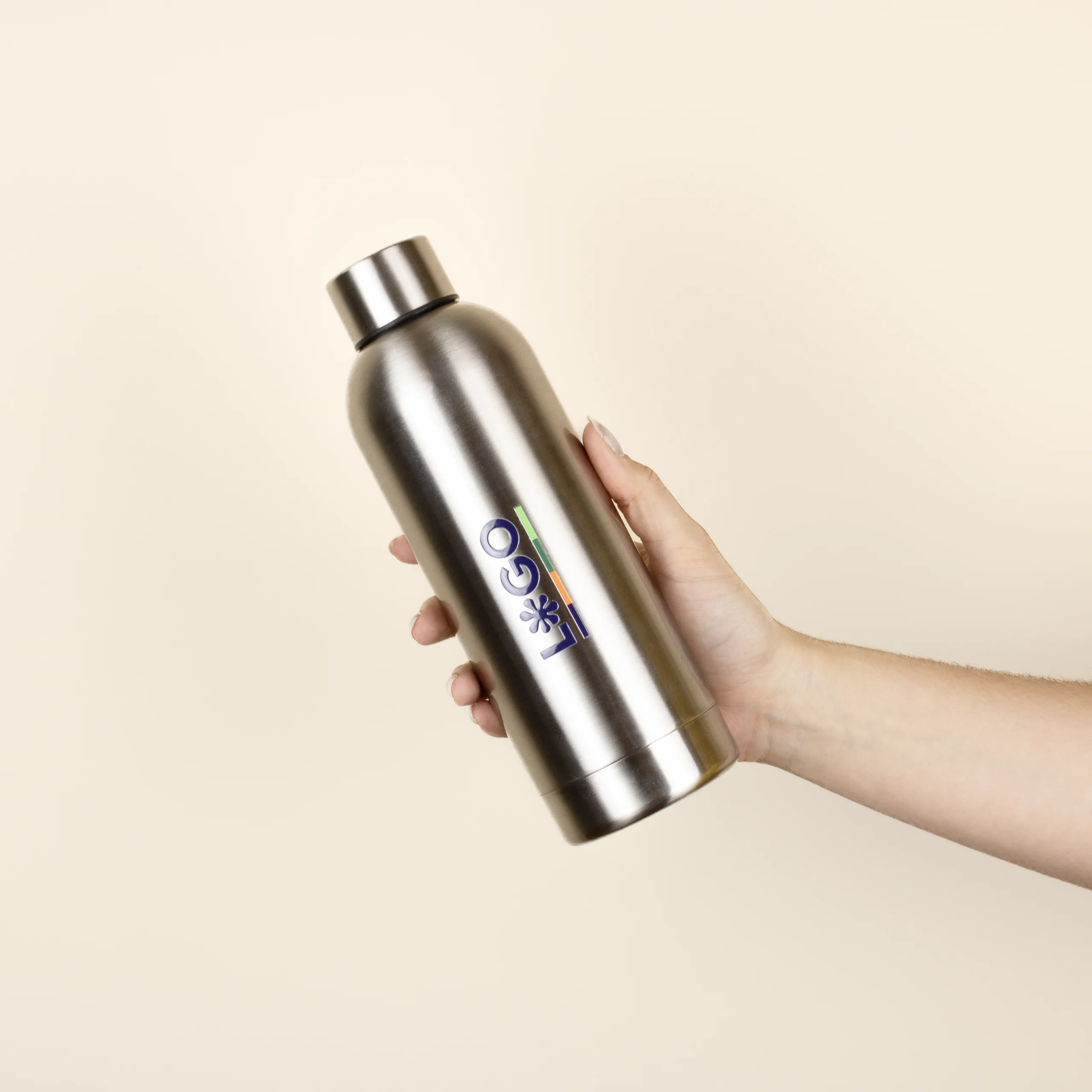 Botella acero inoxidable personalizada modelo mano fondo beige