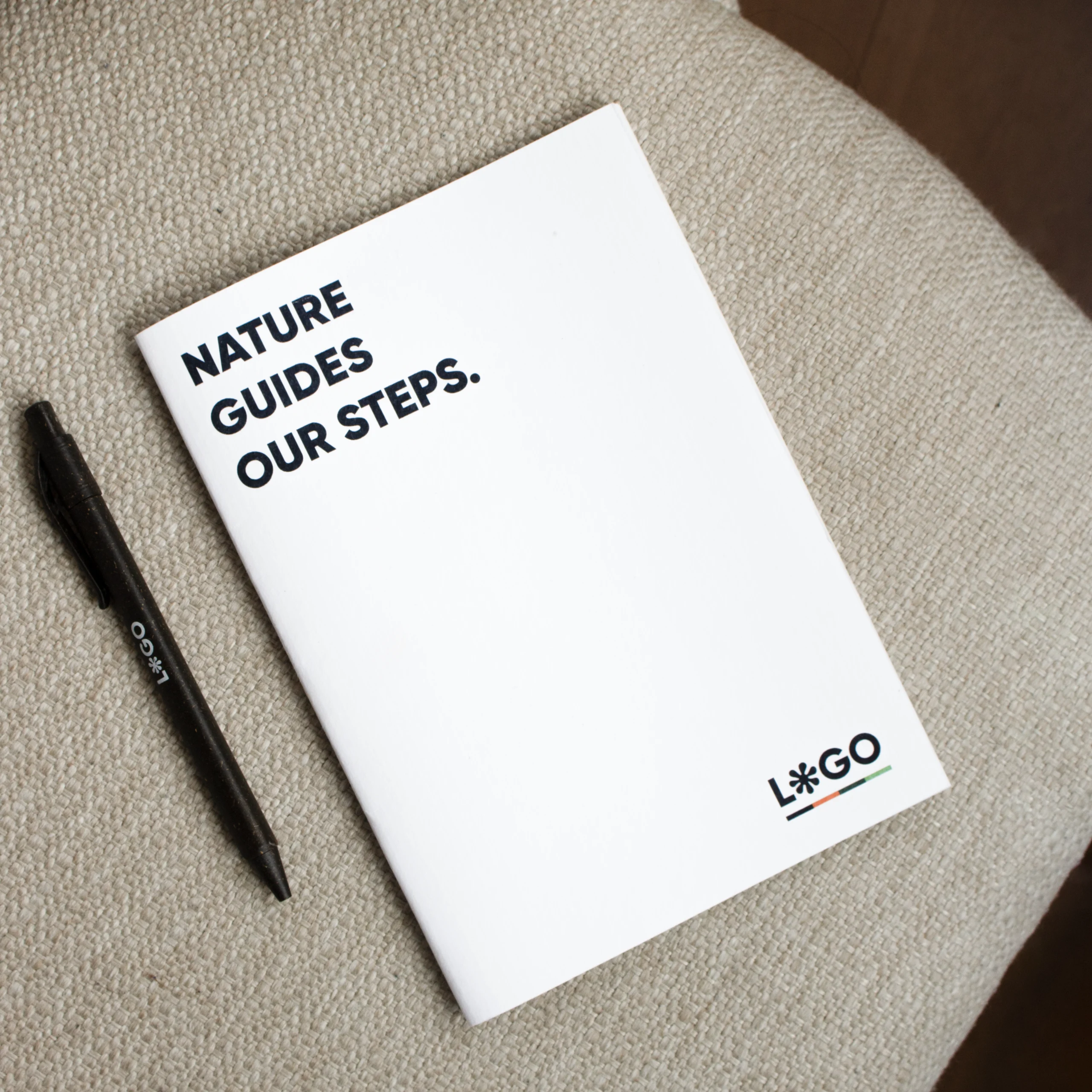 Cuaderno de grapa personalizado portada y bolígrafo