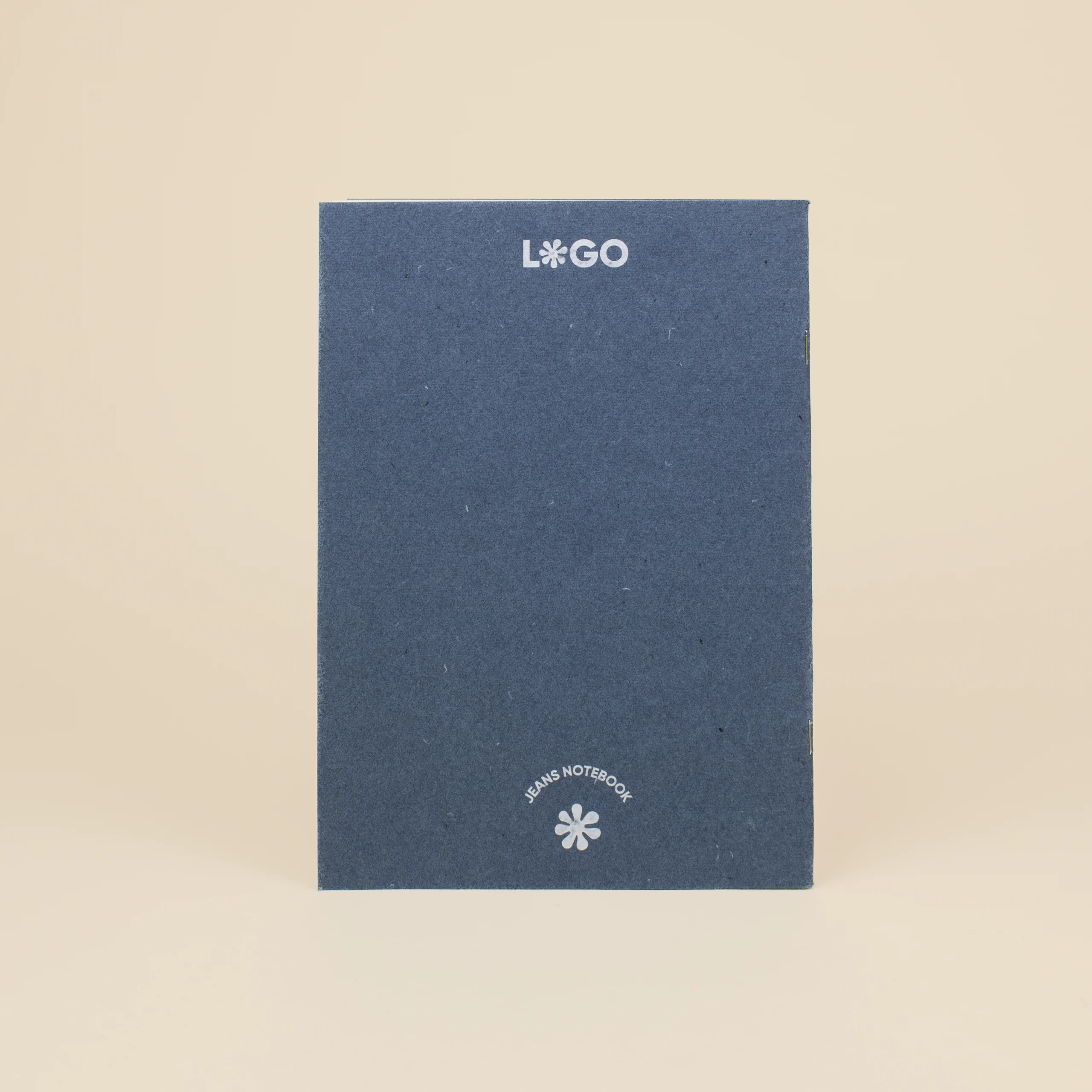 Cuaderno de grapa CRUDO JEANS Detrás Cuaderno de grapa azul contraportada personalizada con texto blanco fondo beige