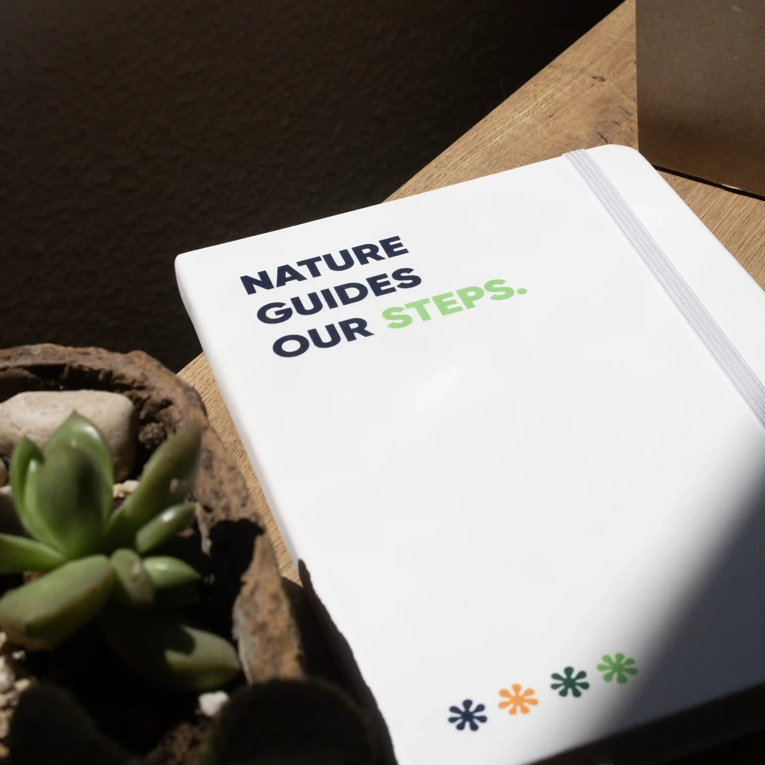 Cuaderno reciclado blanco con elástico personalizado