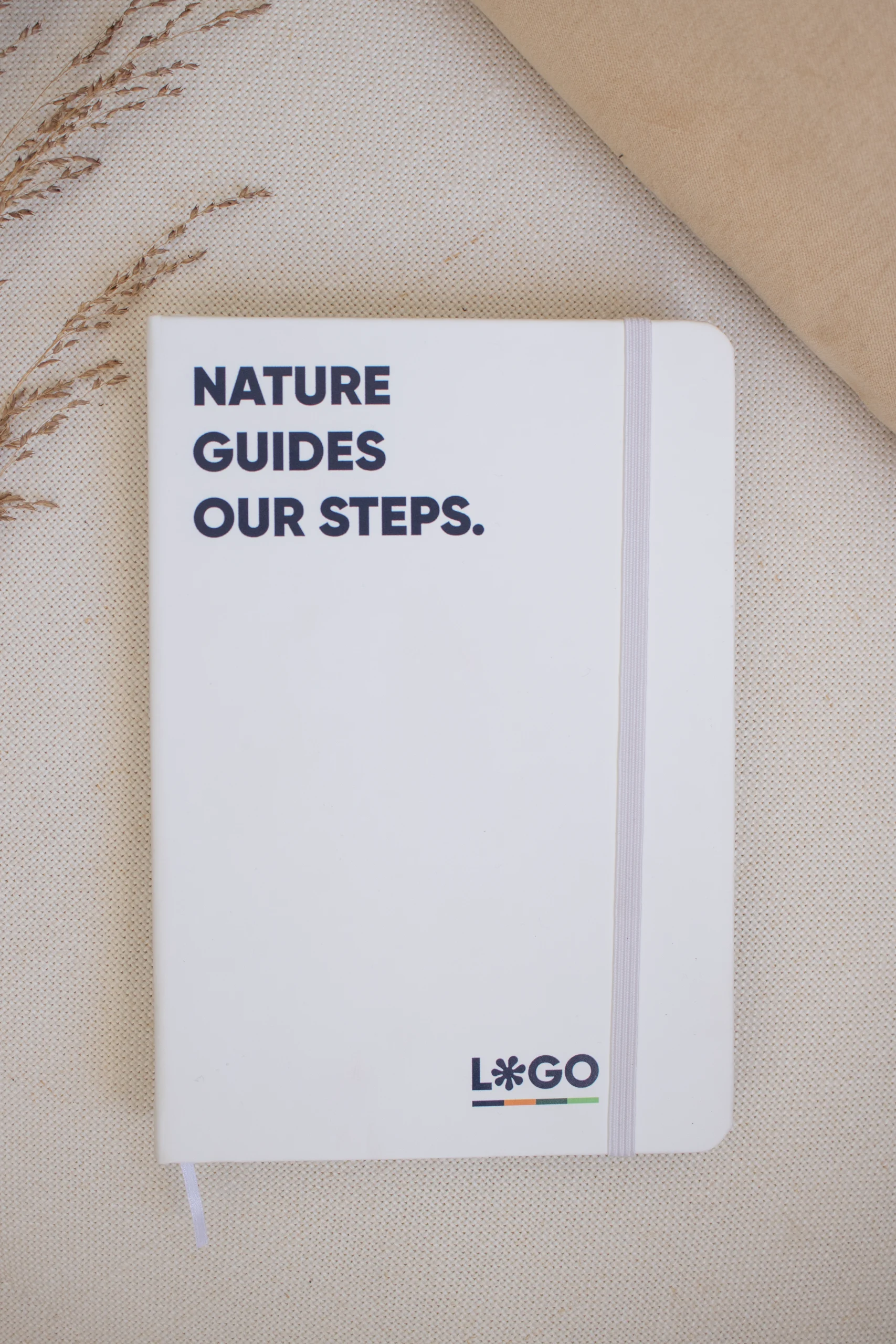 Cuaderno reciclado blanco con elástico personalizado con texto azul