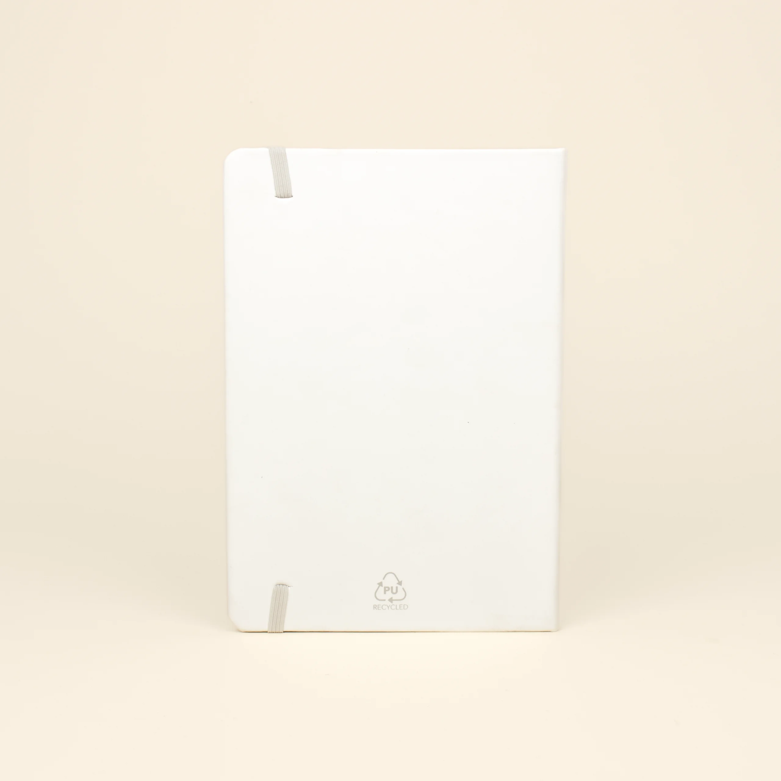 Cuaderno reciclado blanco con elástico trasera fondo beige
