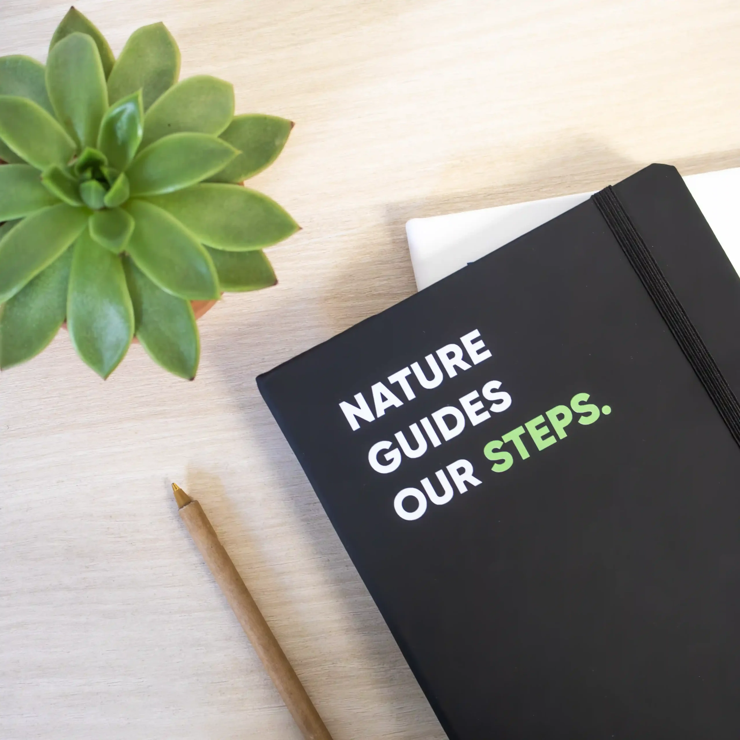 Libreta ecológica personalizada negra con cierre elástico