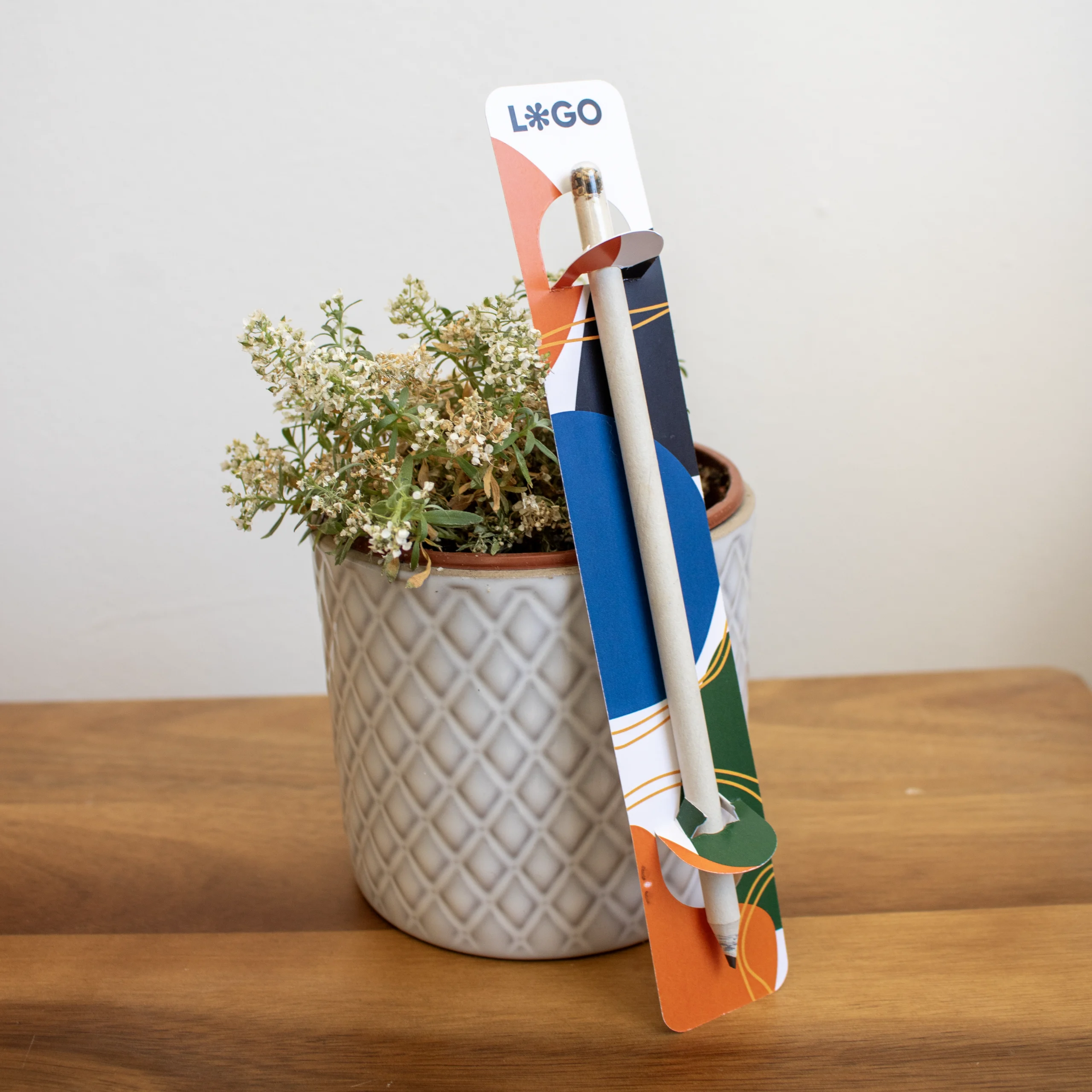 Lapices plantables con Blister blanco personalizado apoyado en maceta