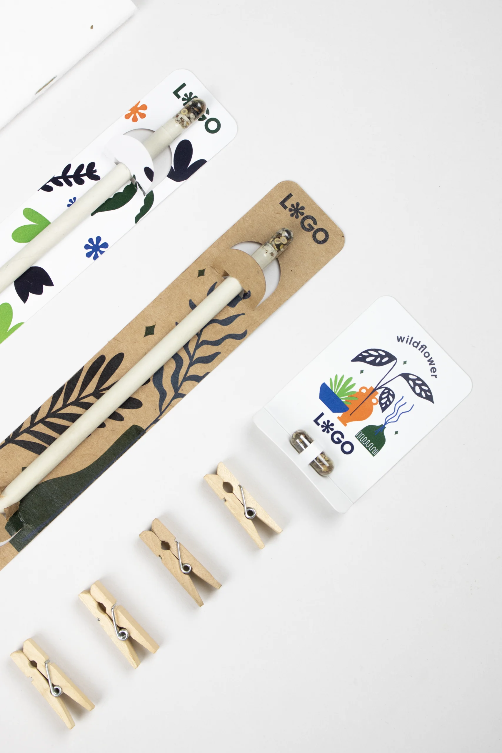 Dos lápices plantables con capsula de semillas en blister kraft y blanco  