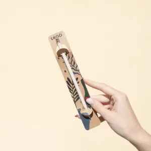 Lapices plantables con blister kraft personalizado modelo mano fondo beige