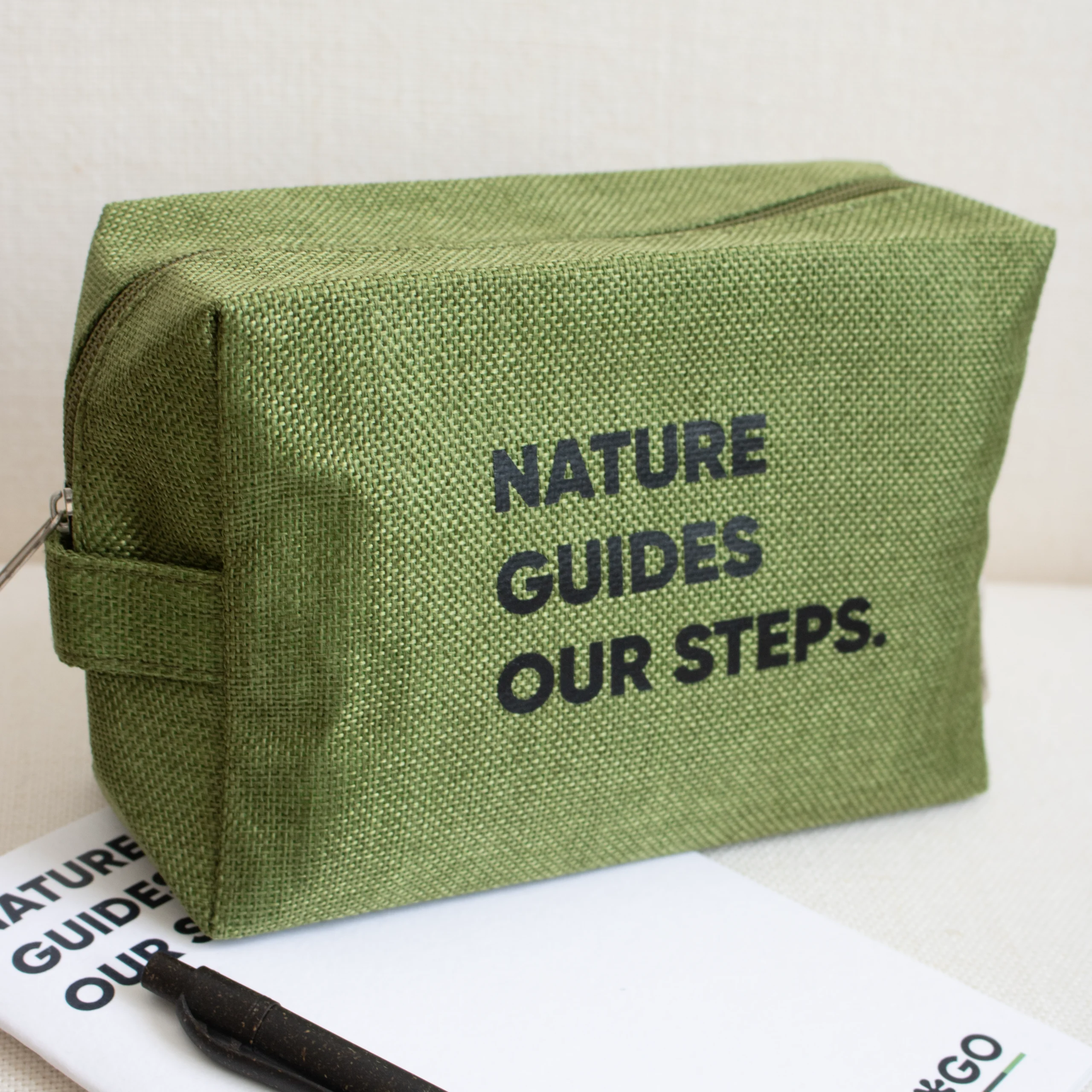 Neceser personalizable HENNA VERDE LIFESTYLE Neceser personalizado verde texto negro con bolígrafo