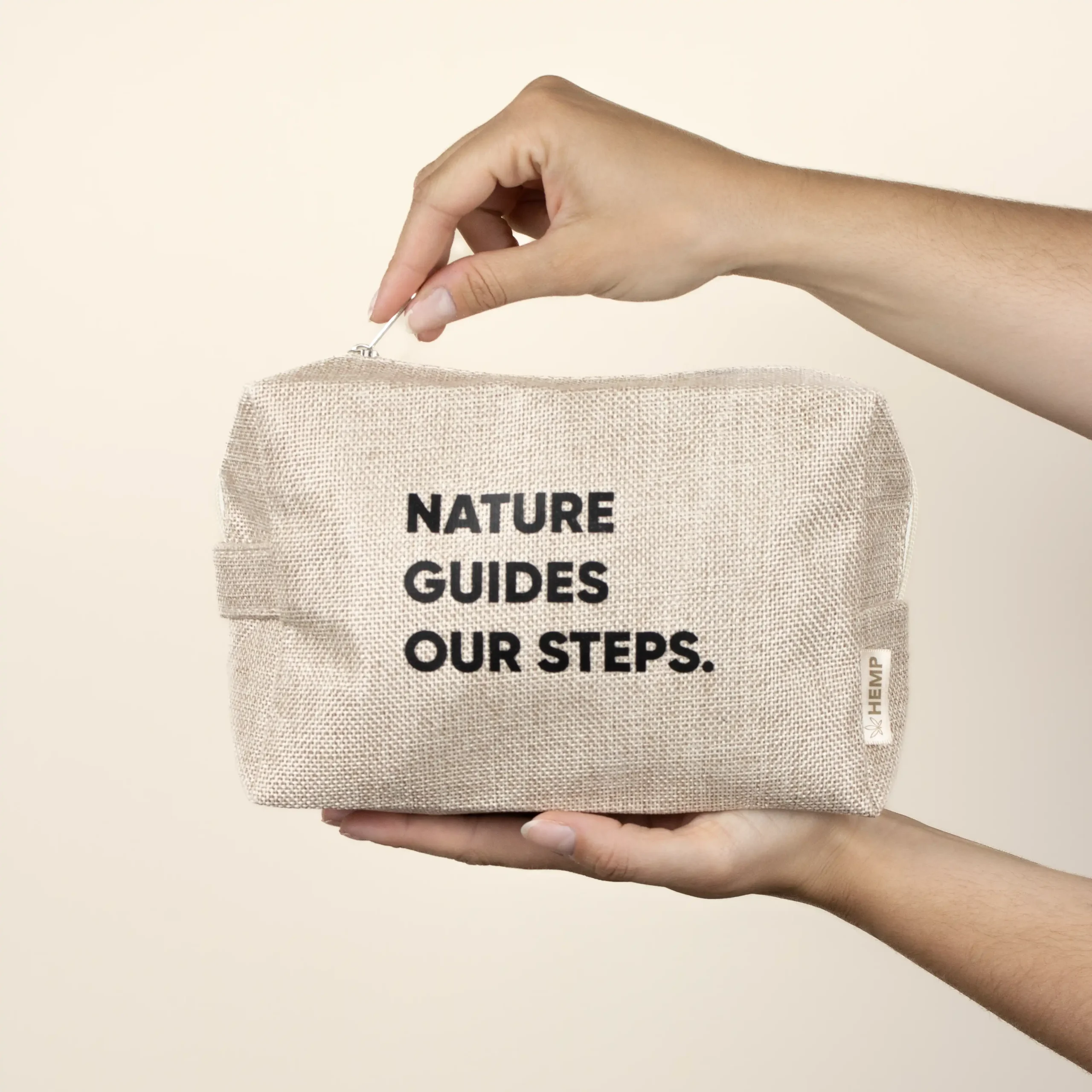 Neceser personalizable HENNA Beige Mano Neceser personalizado beige texto negro modelo manos