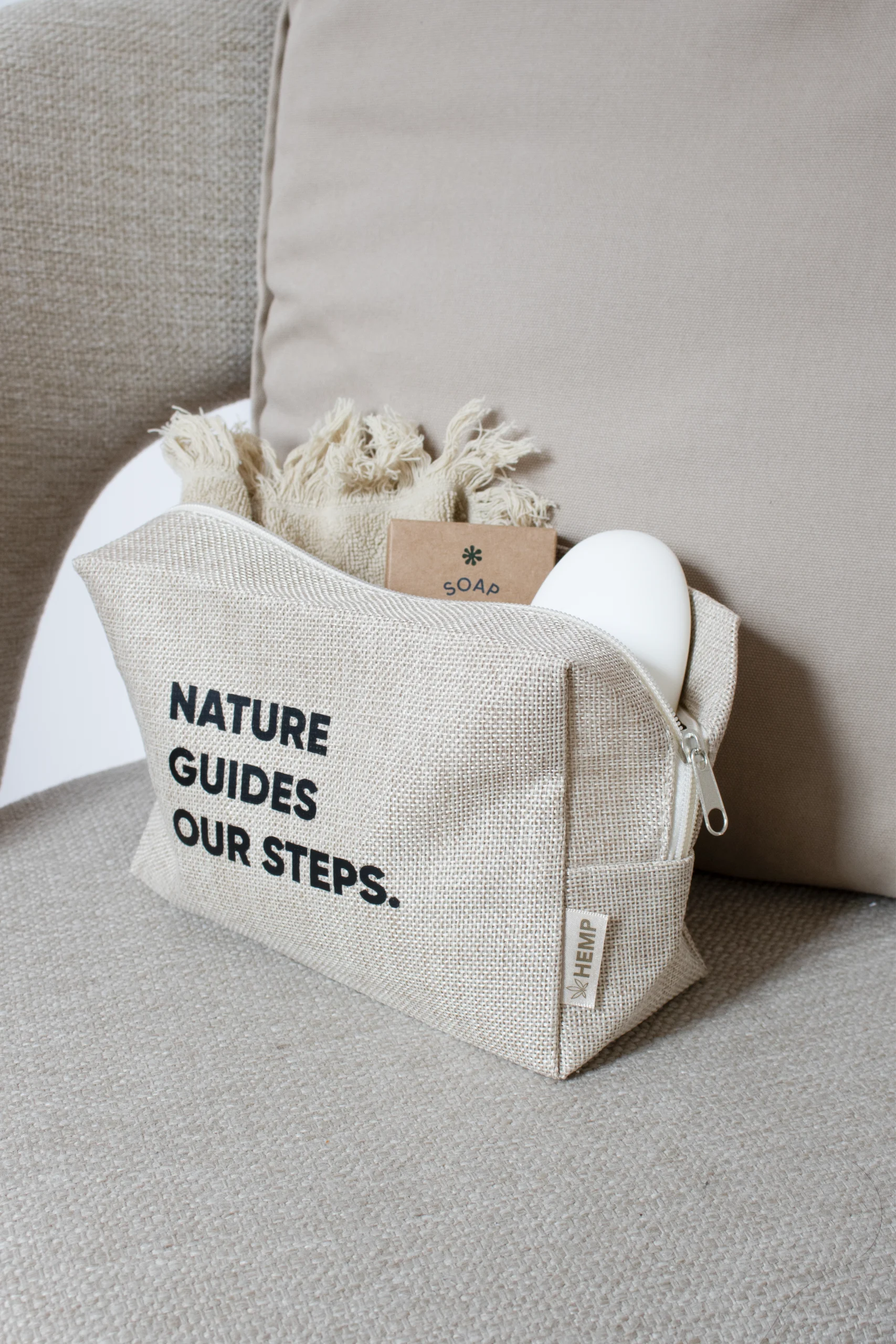 Neceser personalizado beige con texto negro