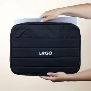 Funda portátil negra personalizada con logo blanco modelo manos fondo beige