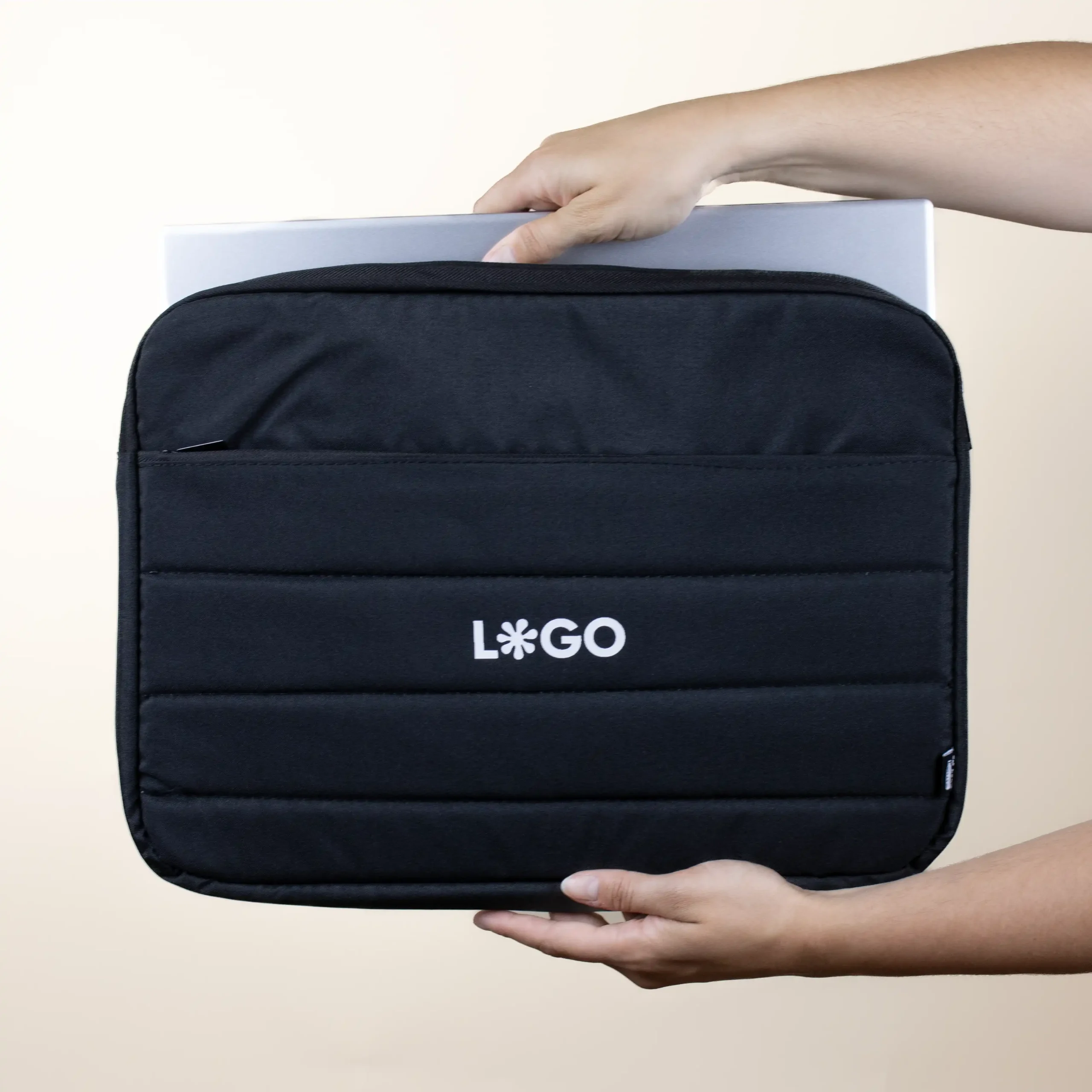 Funda portátil RPET KIRA Mano Funda portátil negra personalizada con logo blanco modelo manos fondo beige