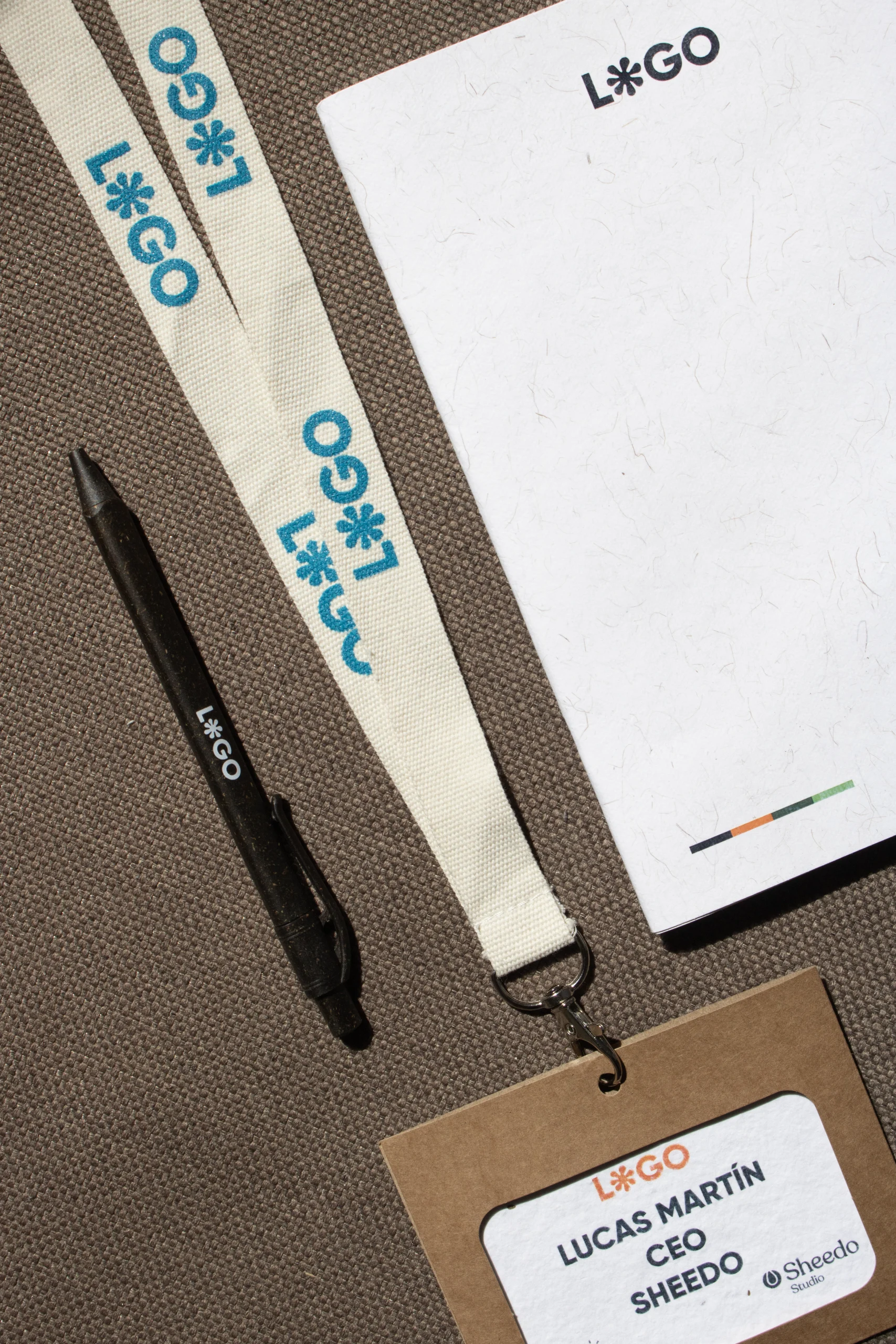 Lanyard ecológico de algodón personalizado con logo azul con acreditación en kraft, bolígrafo y cuaderno