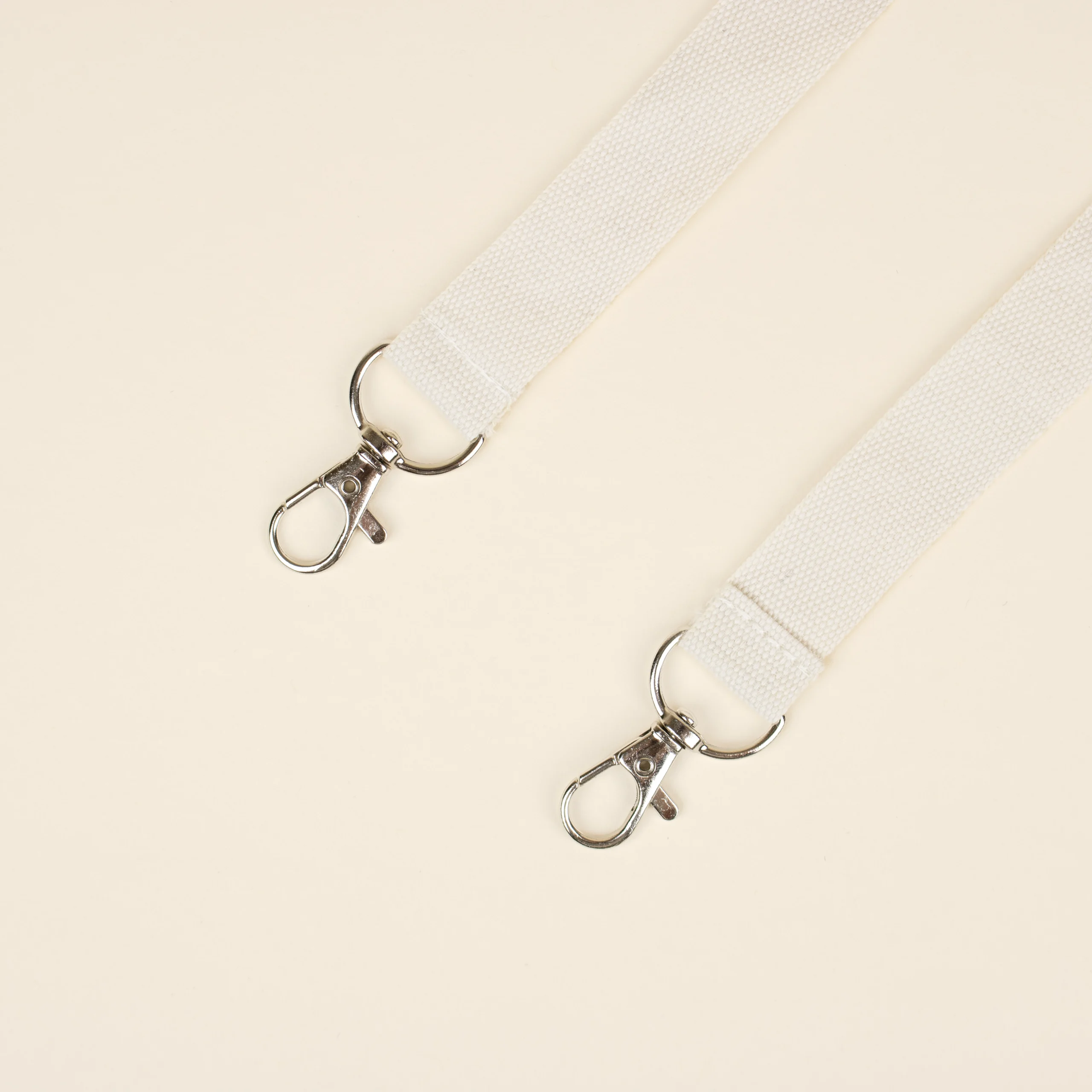 Lanyard doble mosquetón DETALLE Lanyard sostenible doble mosquetón fondo beige