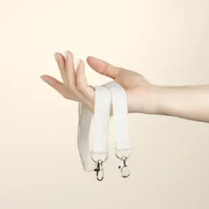 Lanyard sostenible doble mosquetón modelo mano fondo beige