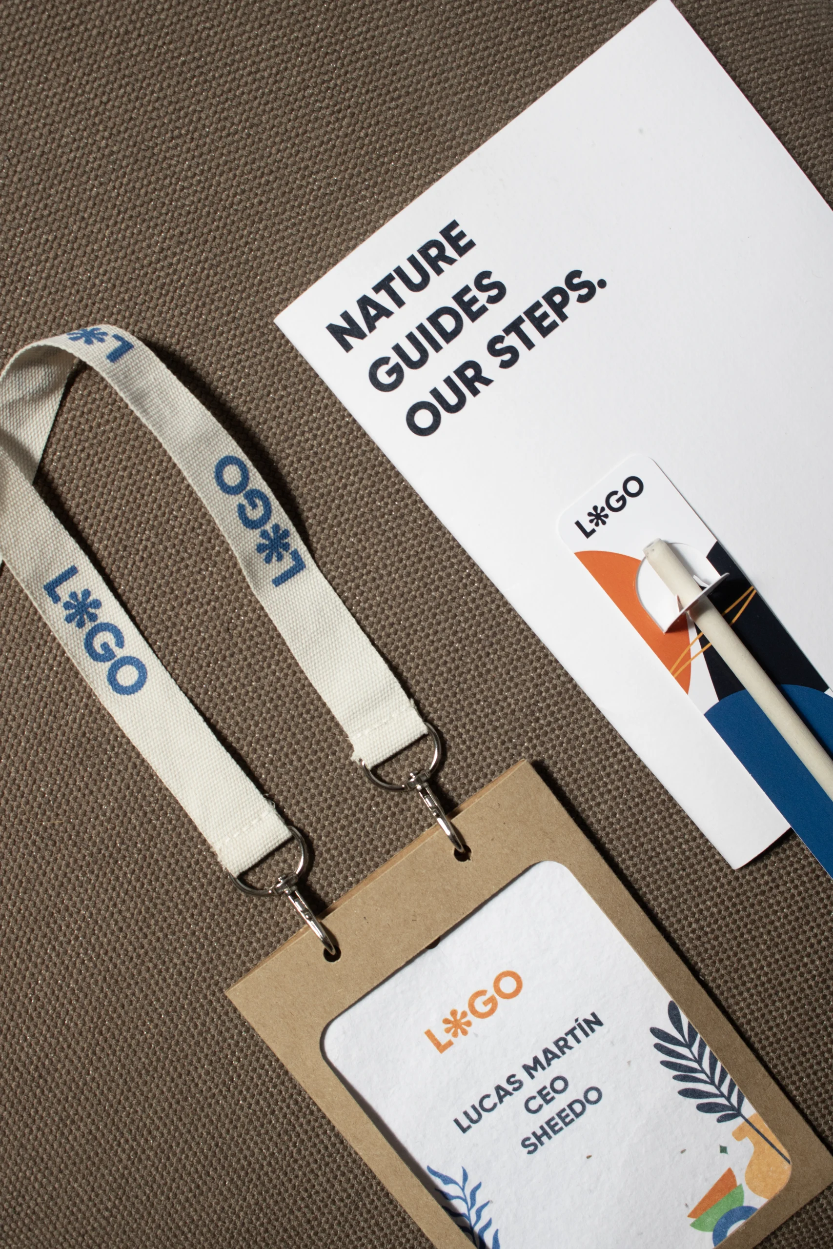 Lanyard sostenible doble mosquetón impreso, acreditación, cuaderno, lapiz