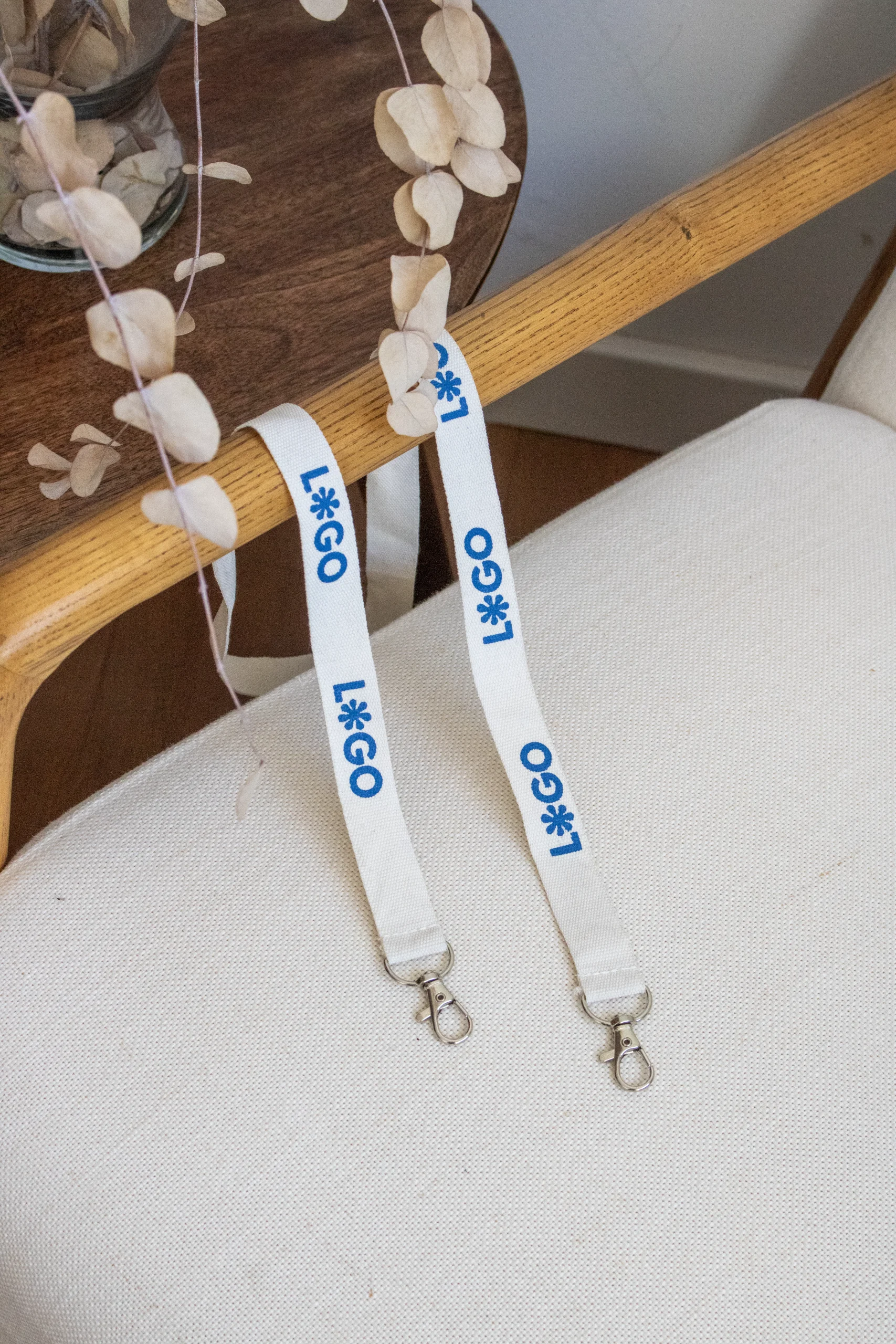 Lanyard sostenible doble mosquetón logo azul silla