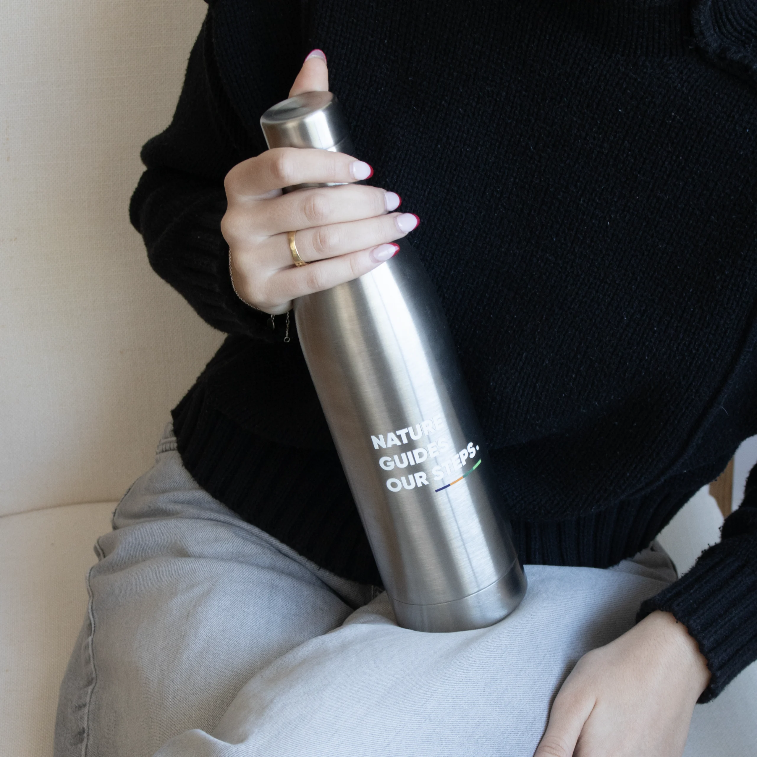 Botella acero inoxidable 1 litro LIFESTYLE Botella acero inoxidable 1 litro modelo chica vaqueros jersey negro