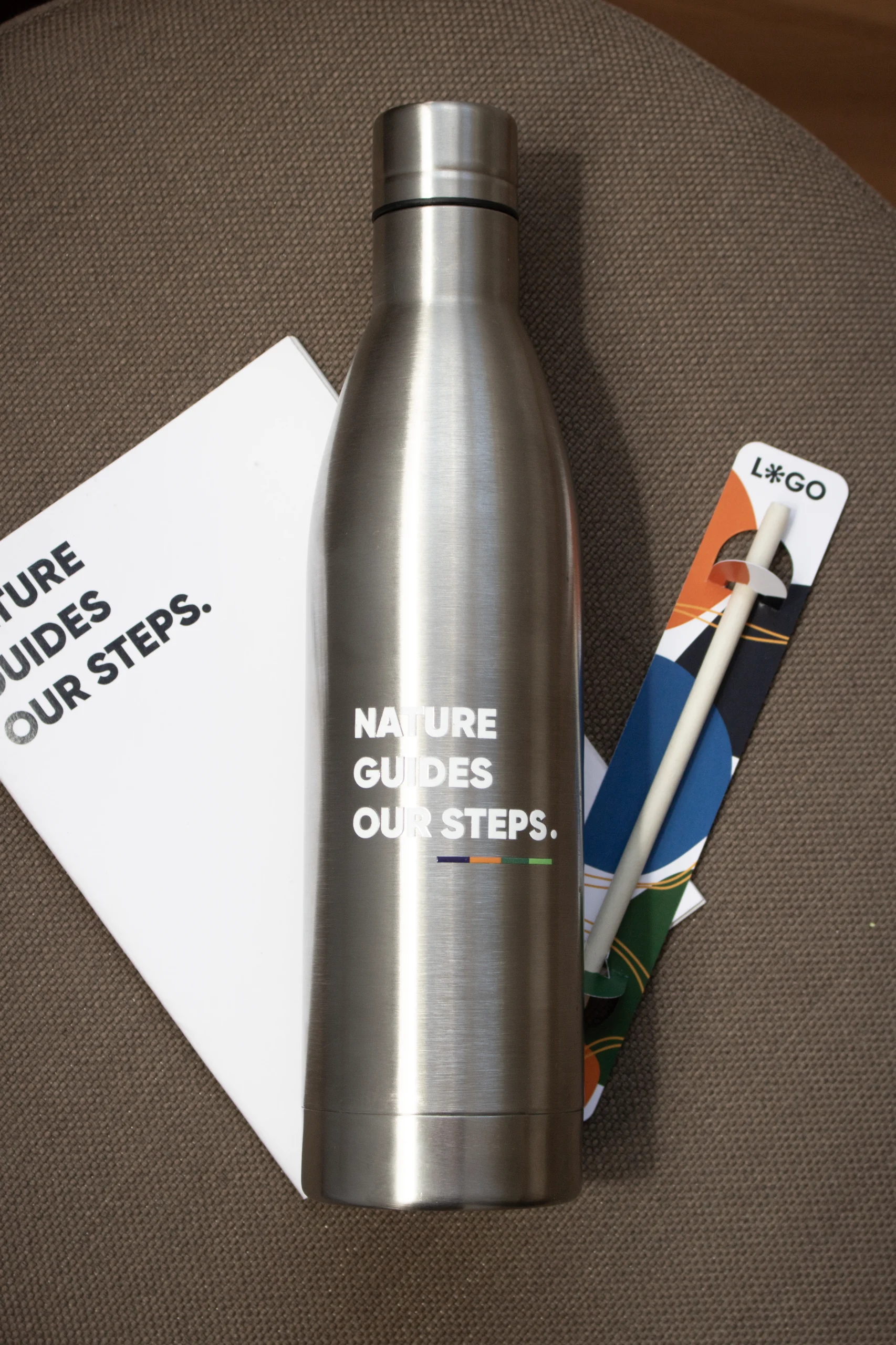 Botella acero inoxidable 1 litro personalizada cuaderno blanco y lápiz plantable