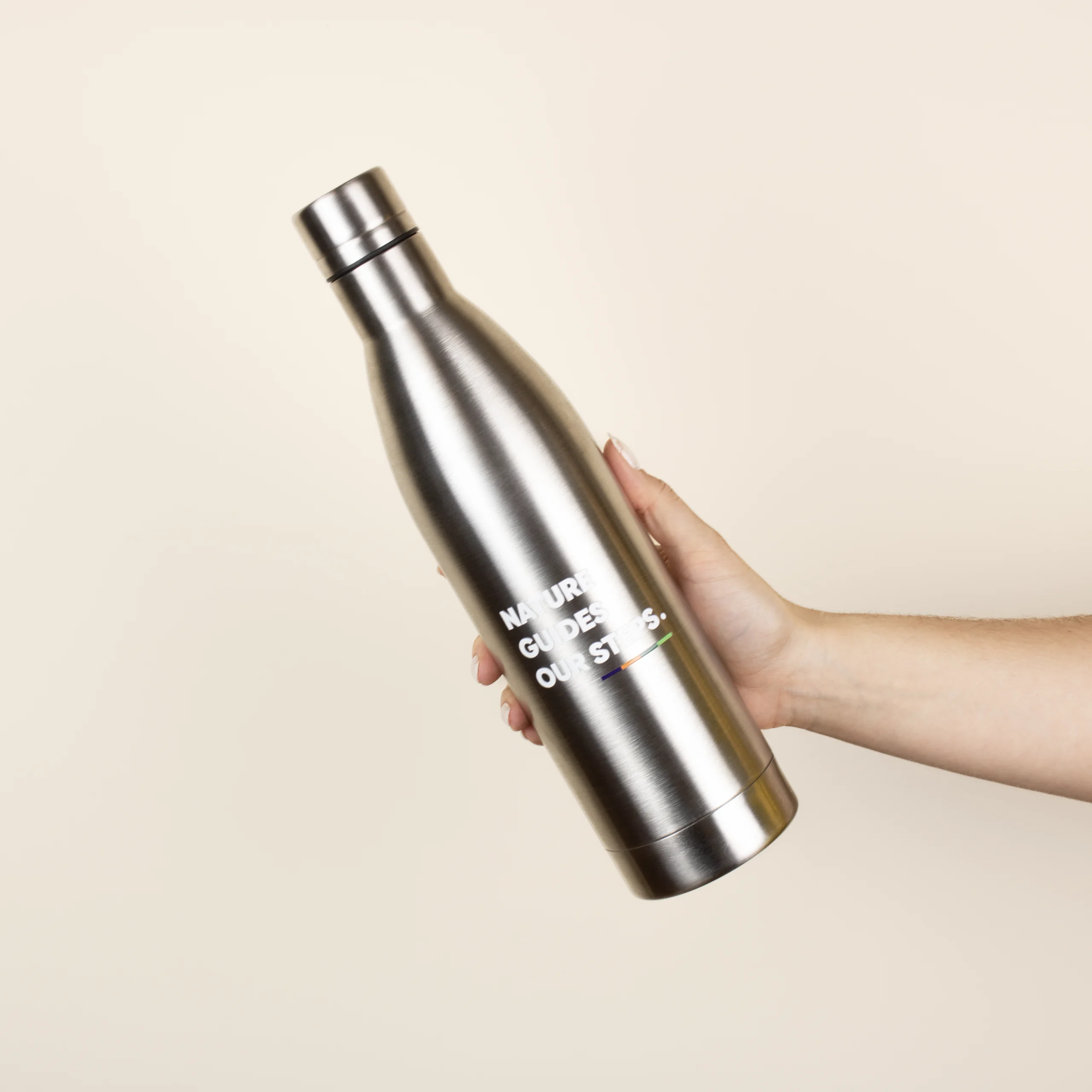 Botella acero inoxidable 1 litro modelo mano fondo beige