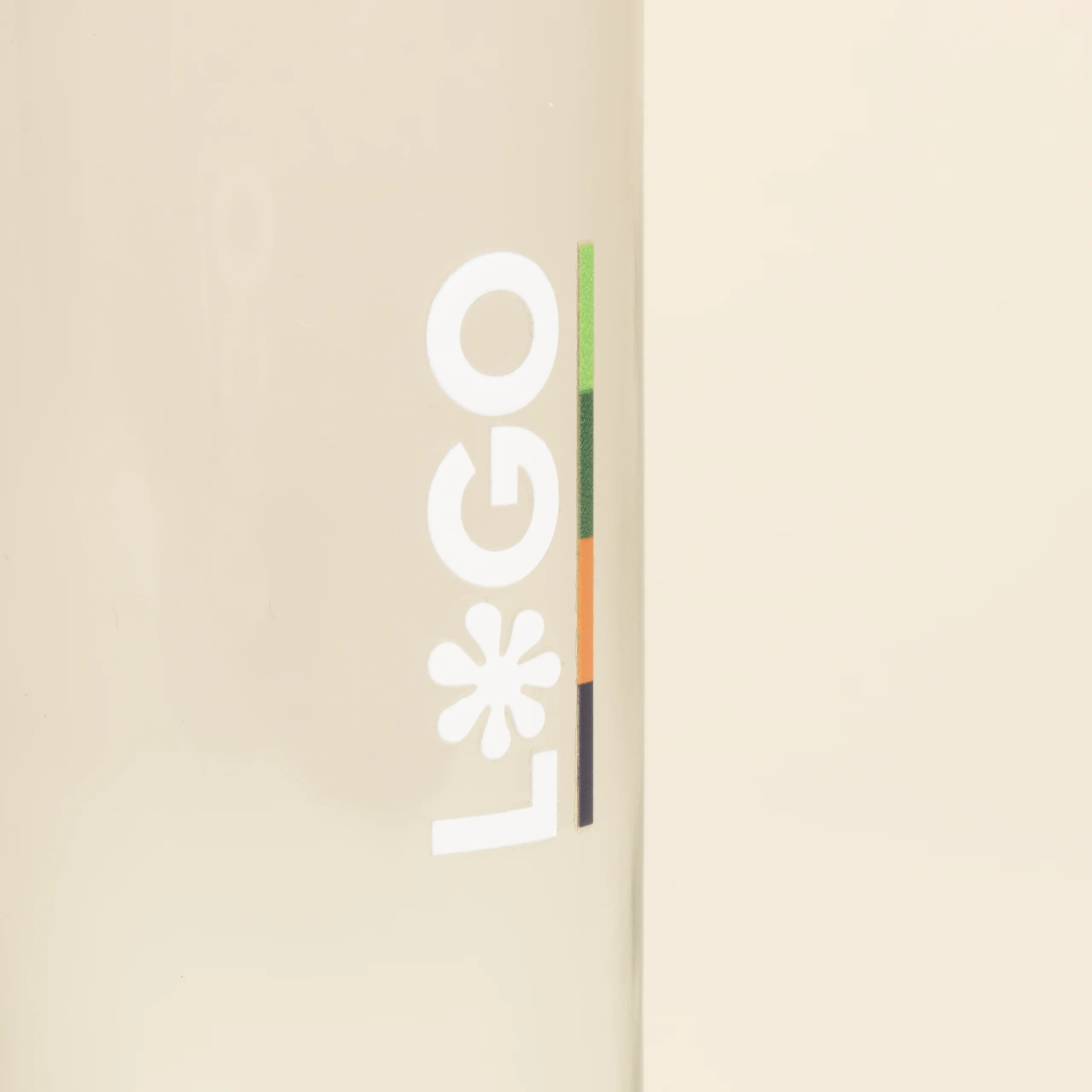 Botella de cristal personalizada Detalle Botella de cristal personalizada detalle logo fondo beige