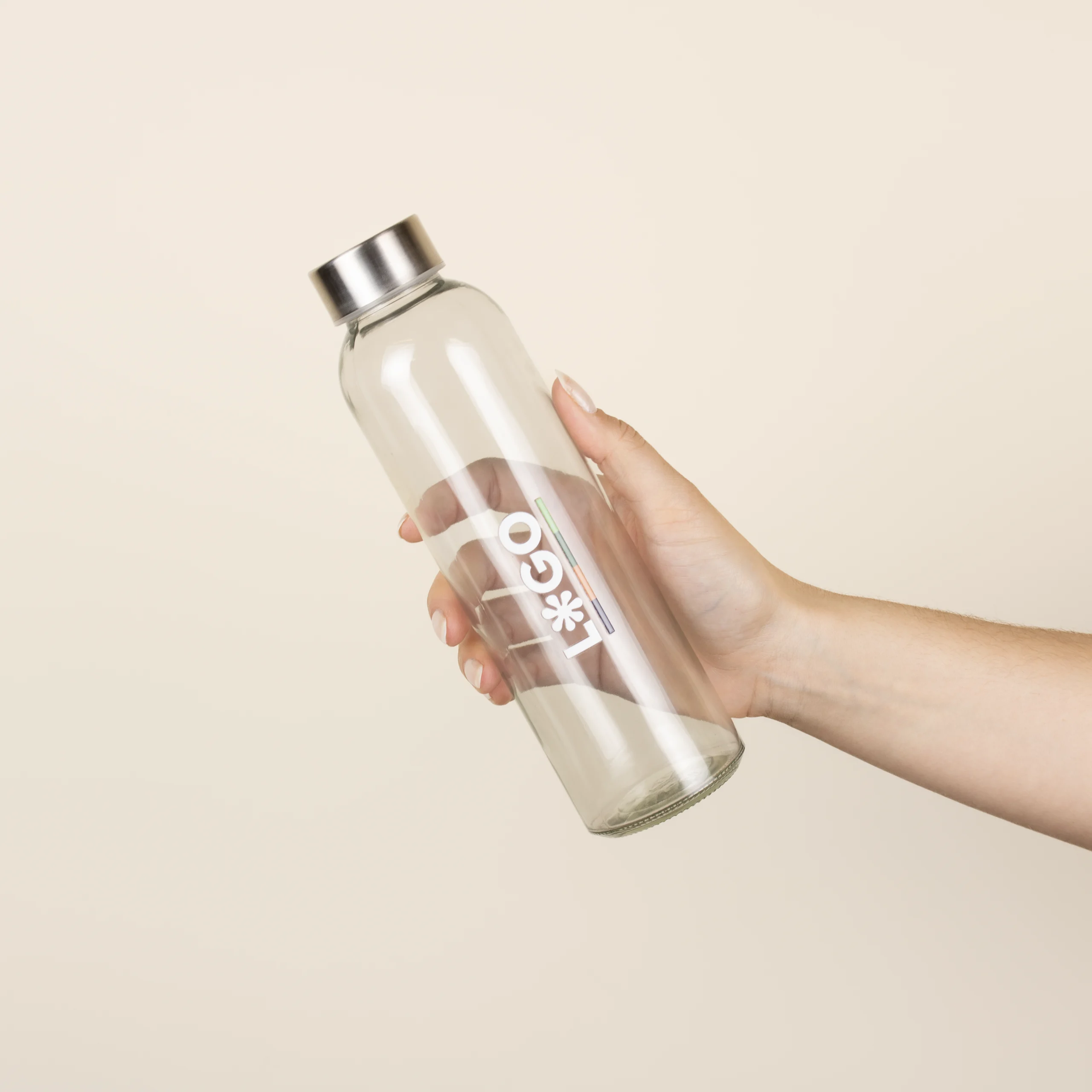 Botella de cristal personalizada modelo mano fondo beige
