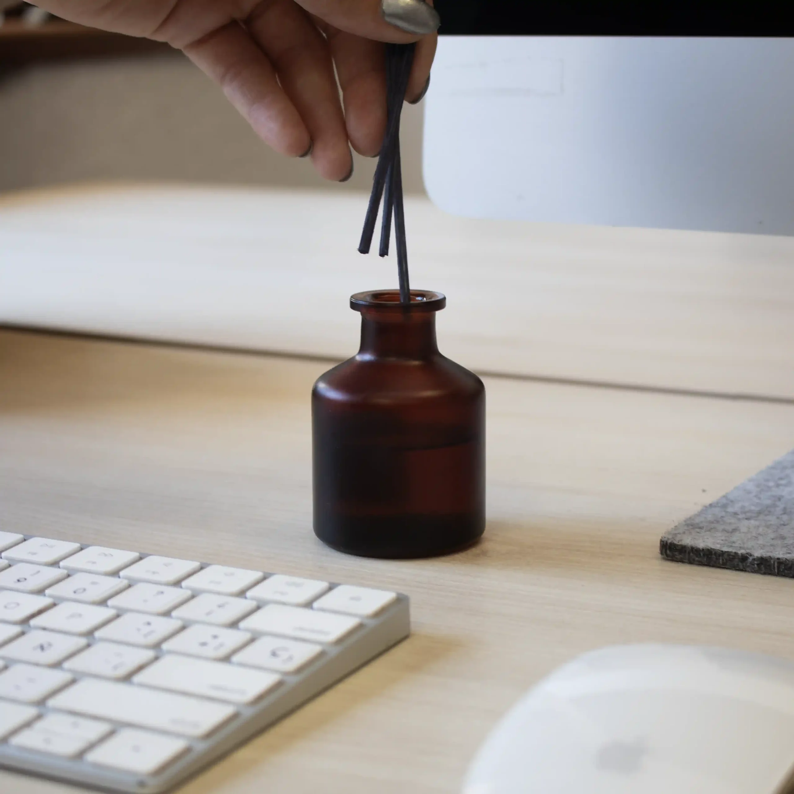 Ambientador mikado personalizado de vidrio marrón mesa de ordenador