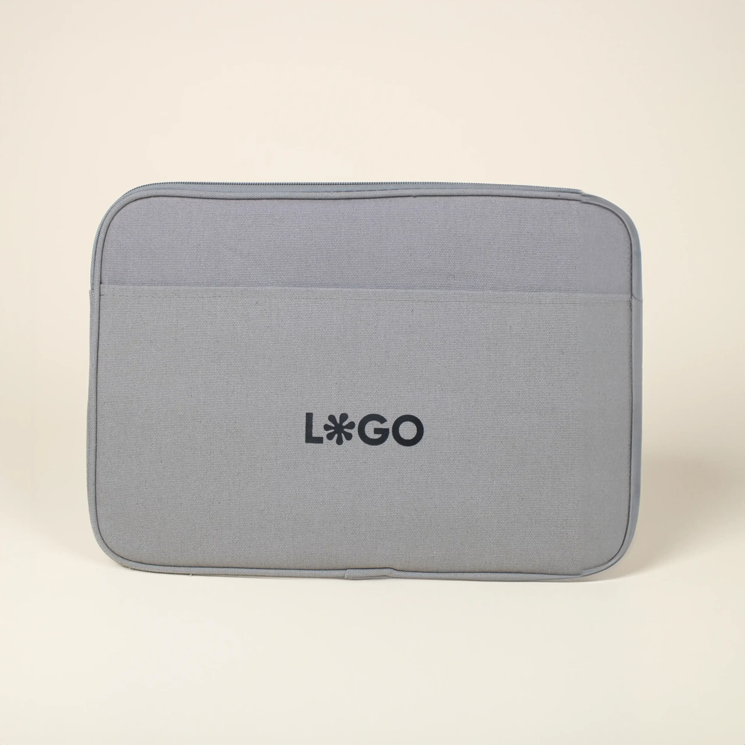 Funda portátil gris 14 pulgadas personalizada con logo negro fondo beige