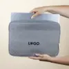 Funda portátil gris 14 pulgadas personalizada con logo negro modelo manos
