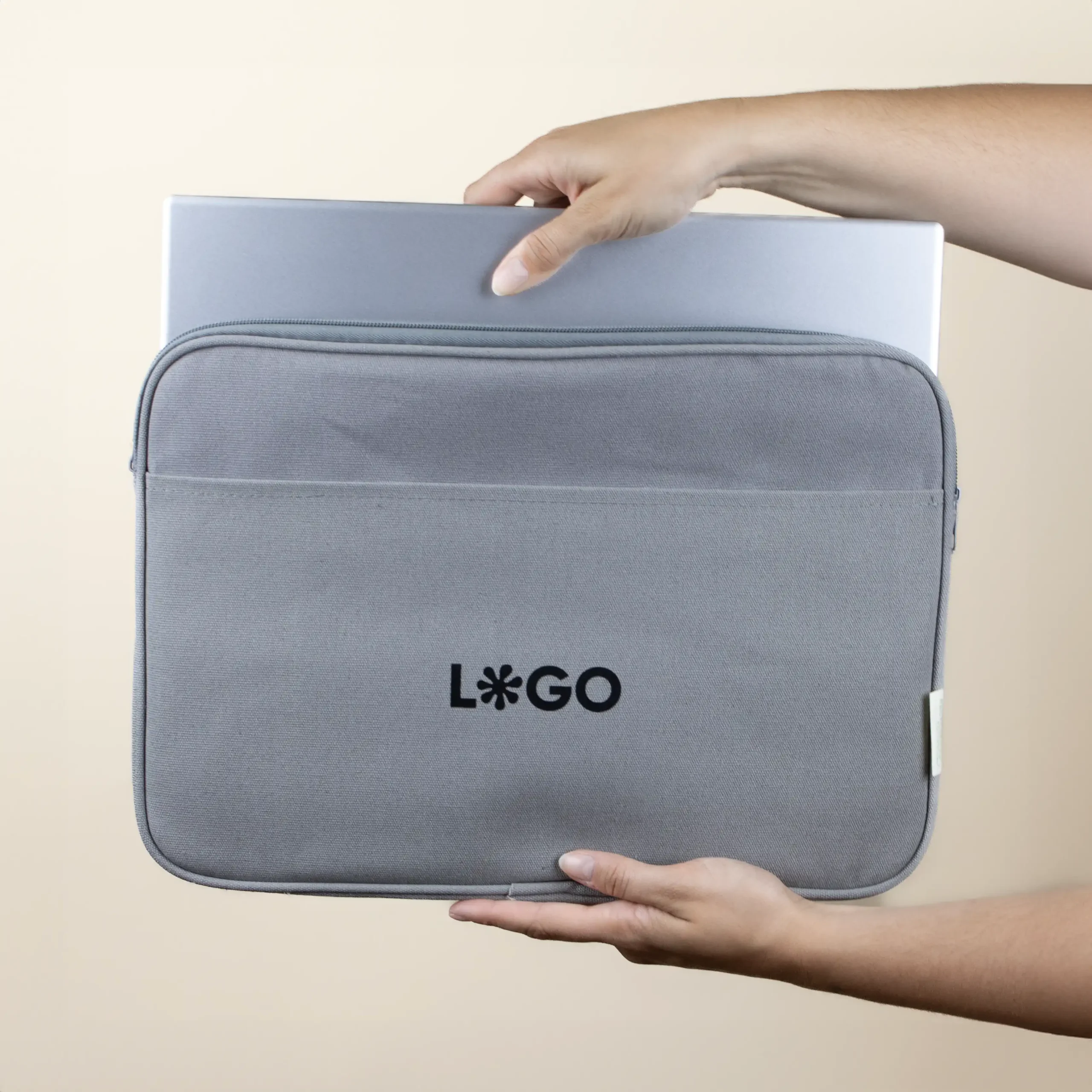Funda portátil 14 pulgadas MILA Gris Mano Funda portátil gris 14 pulgadas personalizada con logo negro modelo manos