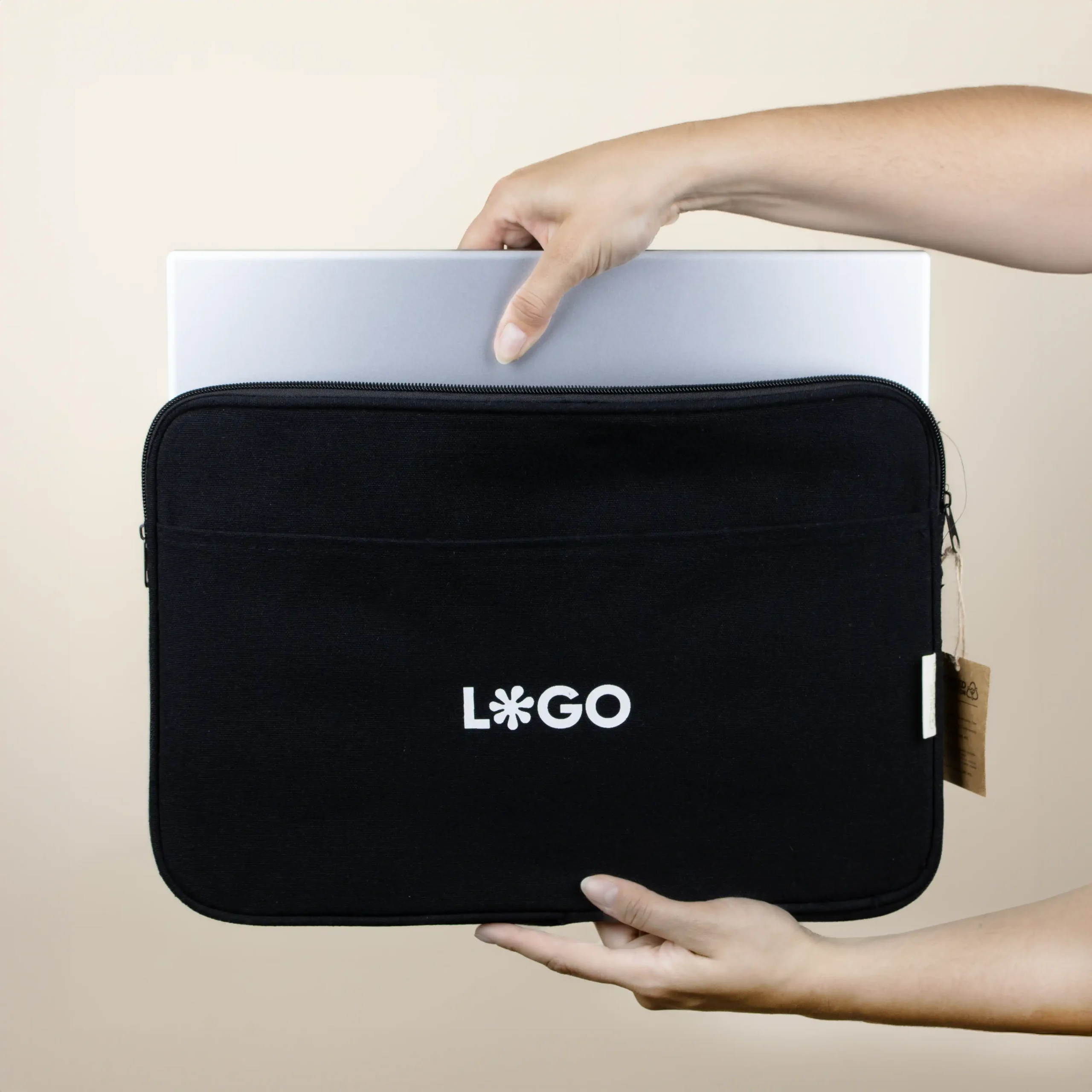 Funda portátil 14 pulgadas MILA Negro Mano Funda portátil negra 14 pulgadas personalizada con logo blanco modelo manos