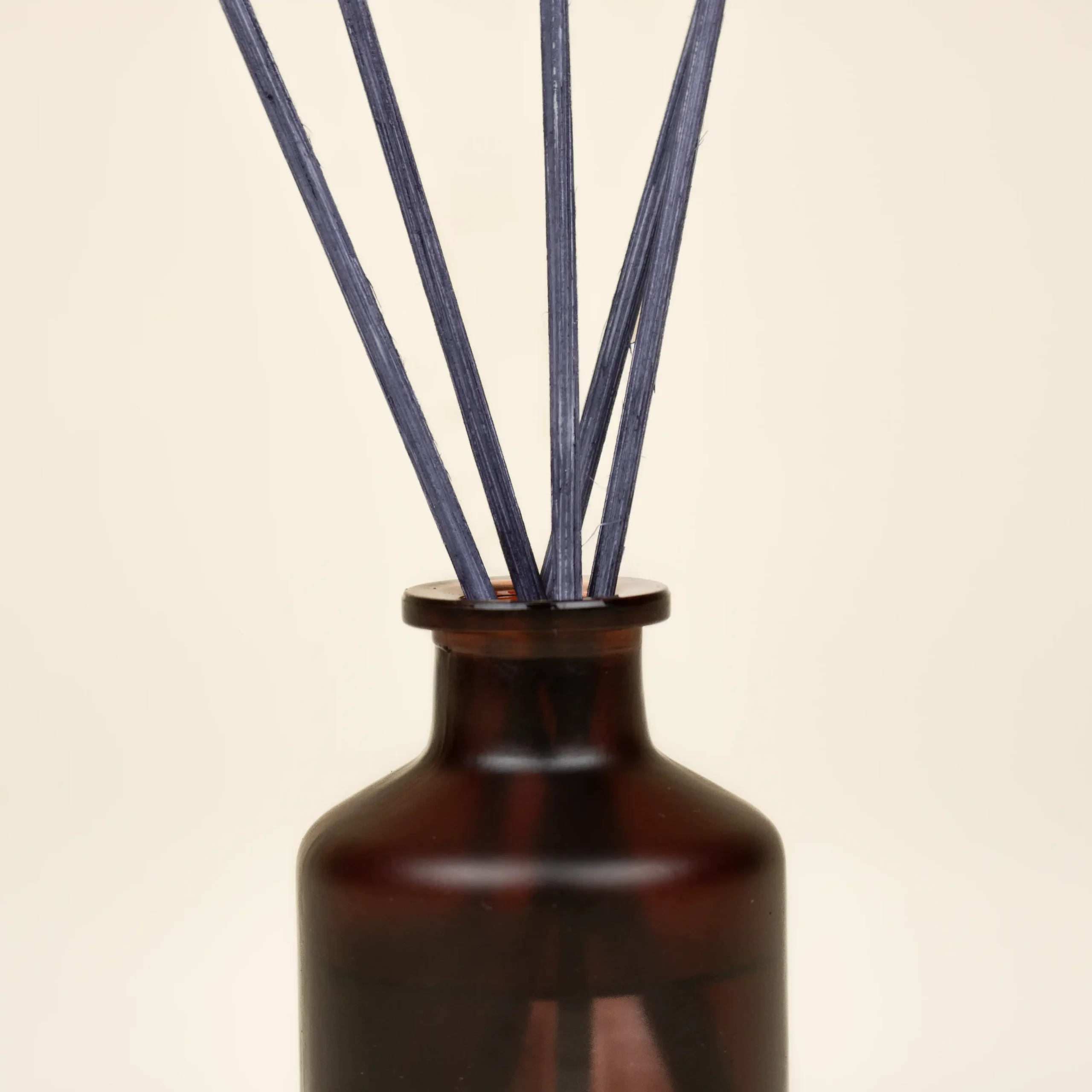 Ambientador mikado personalizado de vidrio marrón fondo beige