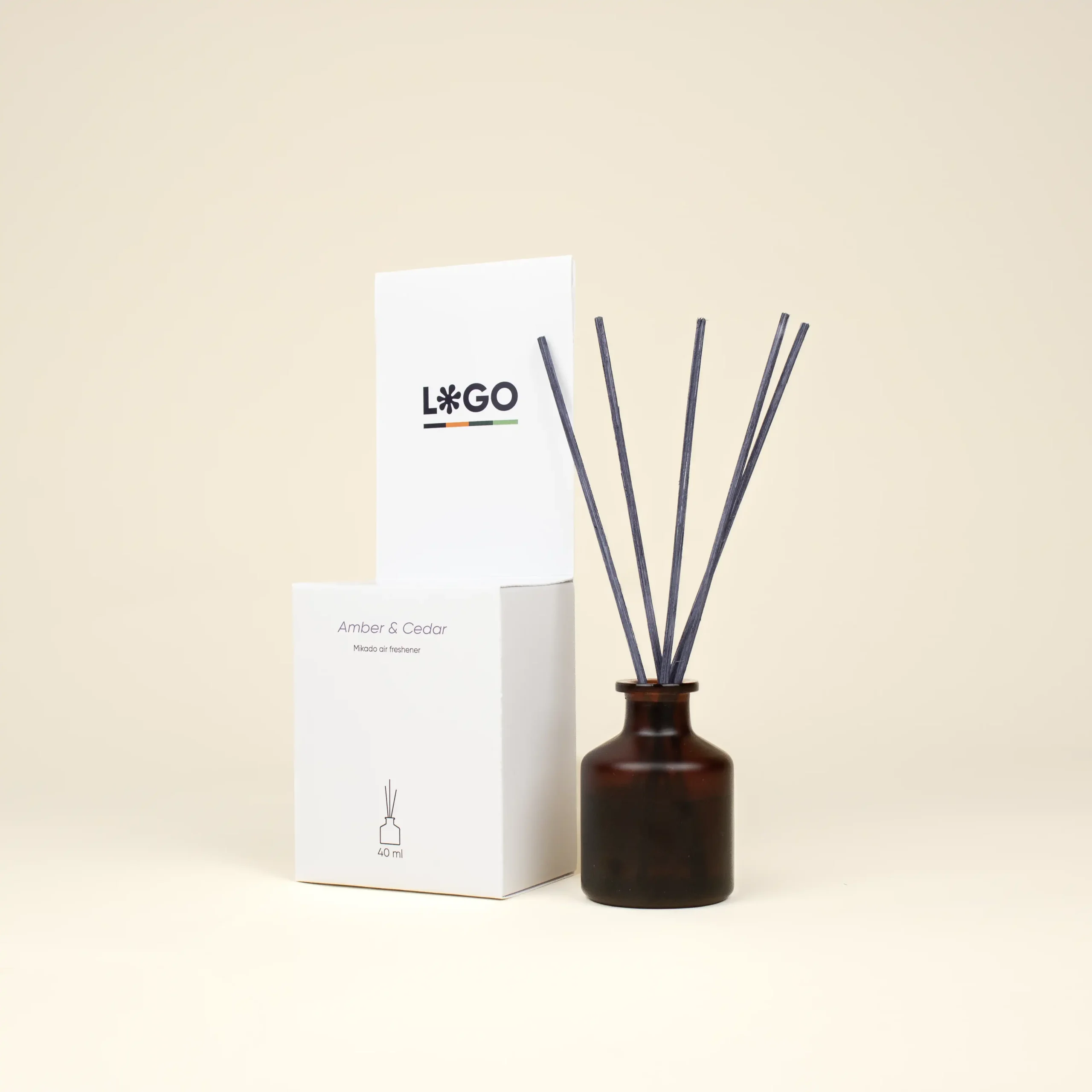 Ambientador mikado de vidrio marrón con caja blanca personalizada fondo beige