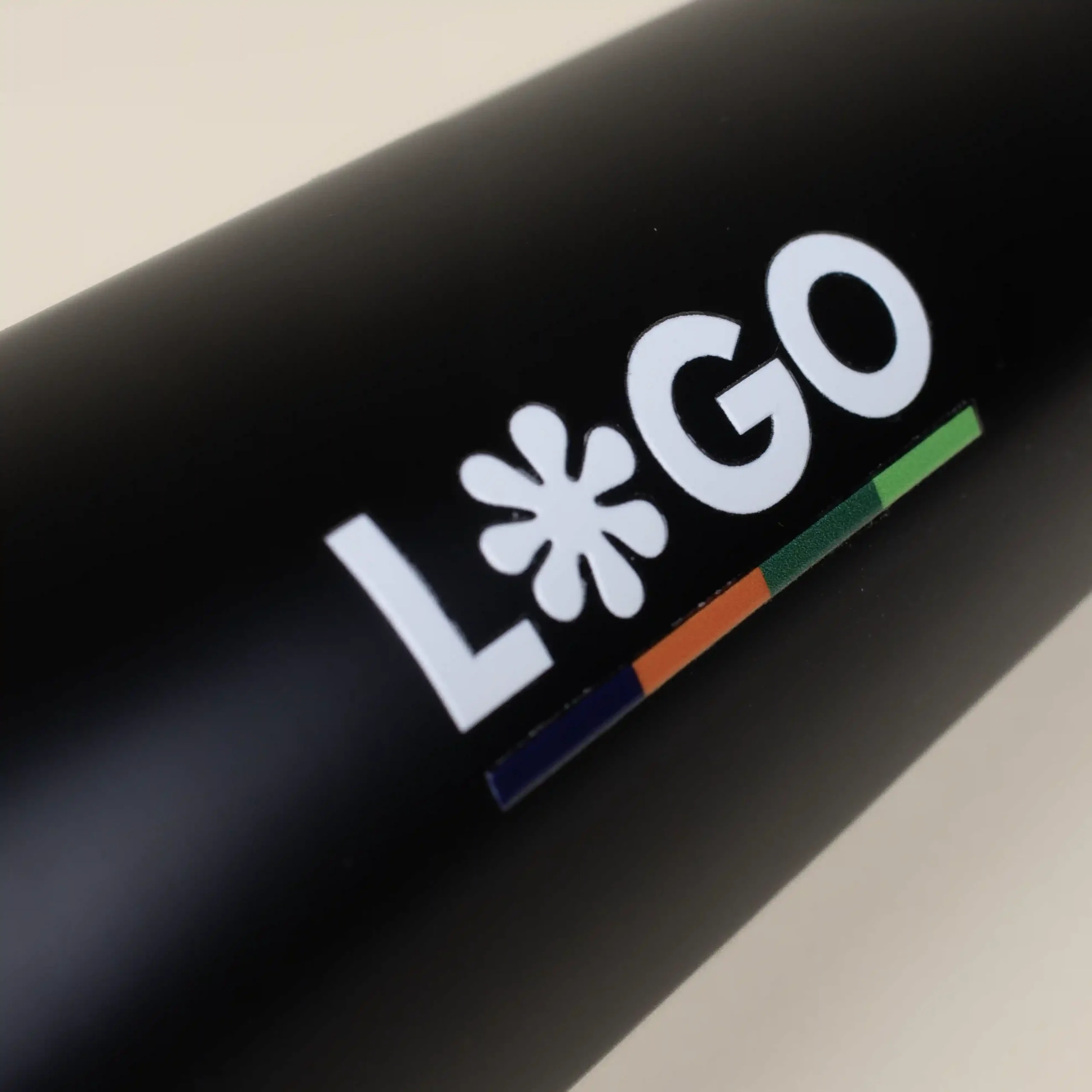 Botella térmica color negro NORMA DETALLE Botella térmica color negro personalizada con logo blanco fondo beige