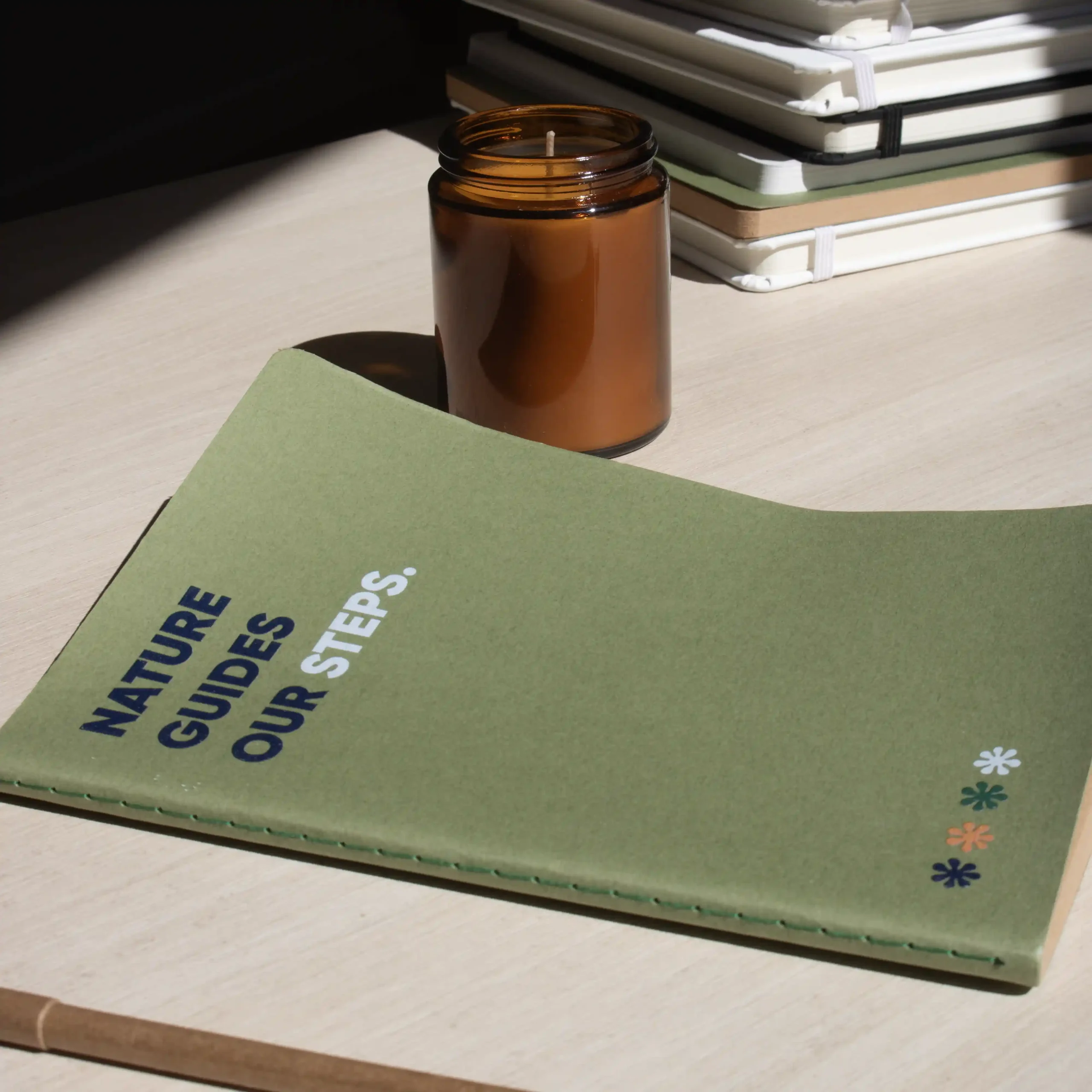 Cuaderno verde reciclado NOTTO SOL Mesa con cuaderno verde reciclado personalizado y vela