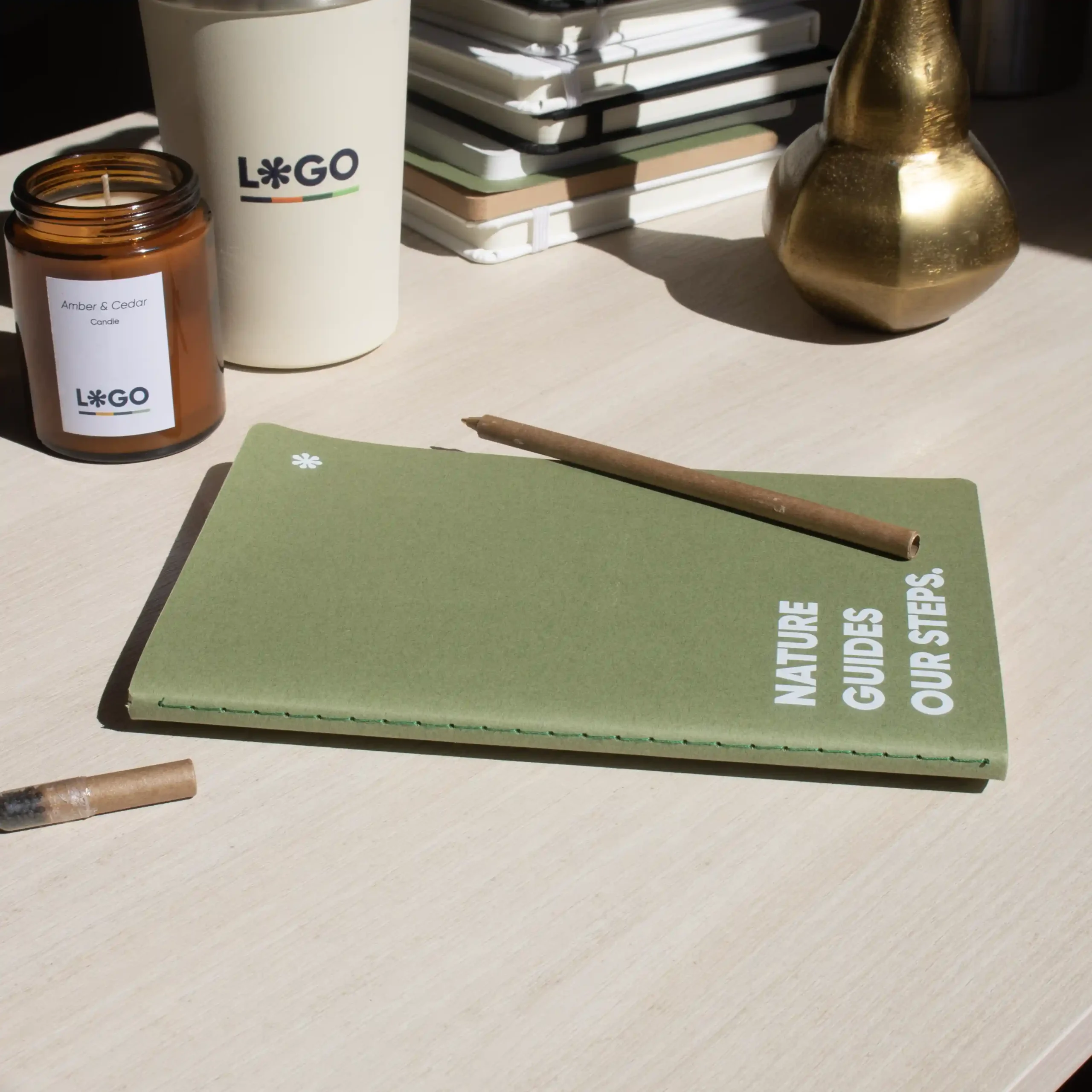 Cahier vert recyclé personnalisé avec texte blanc et crayon à papier