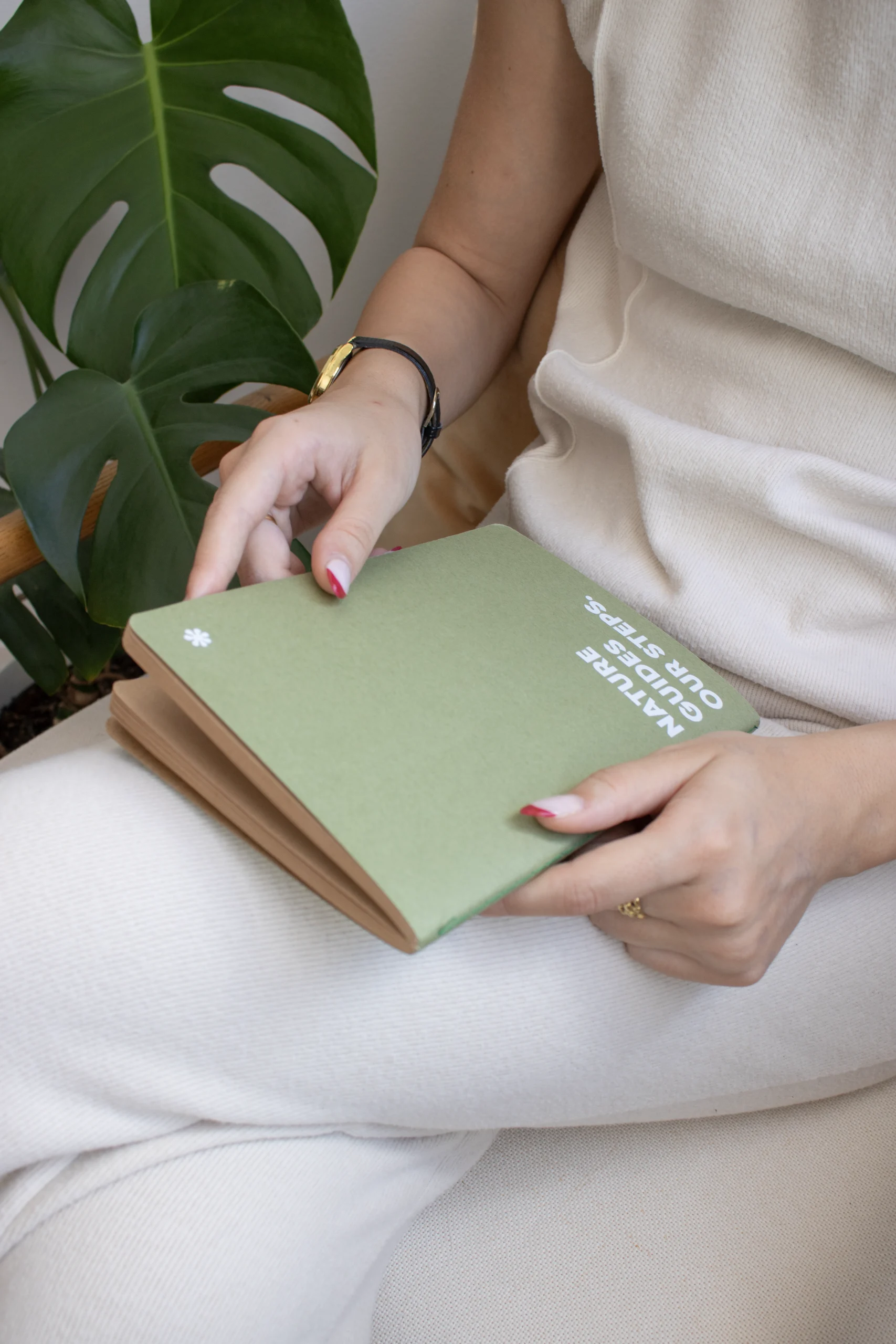 libreta ecológica personalizada modelo chica sentada