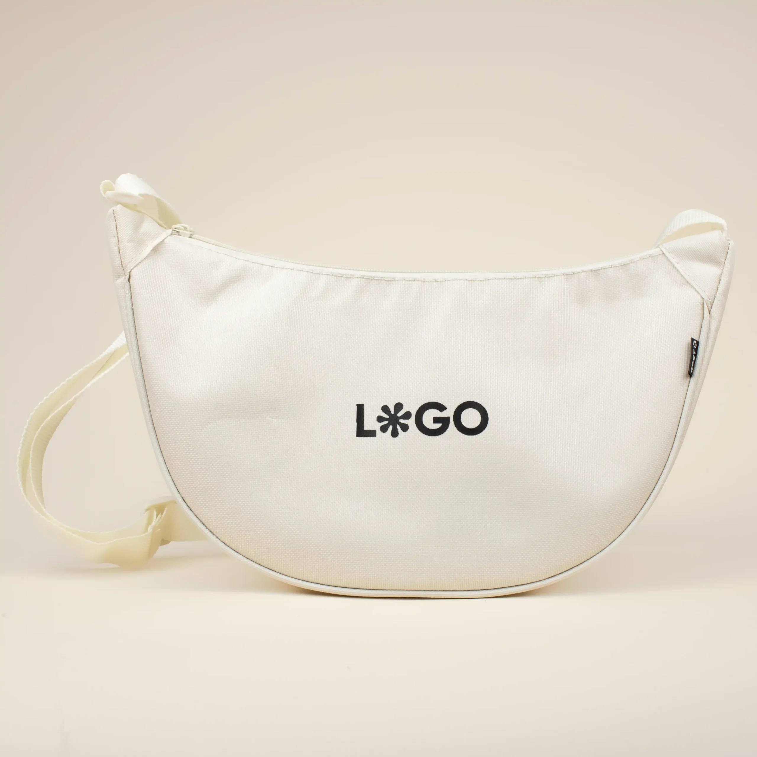 Riñonera blanca personalizada con logo fondo beige