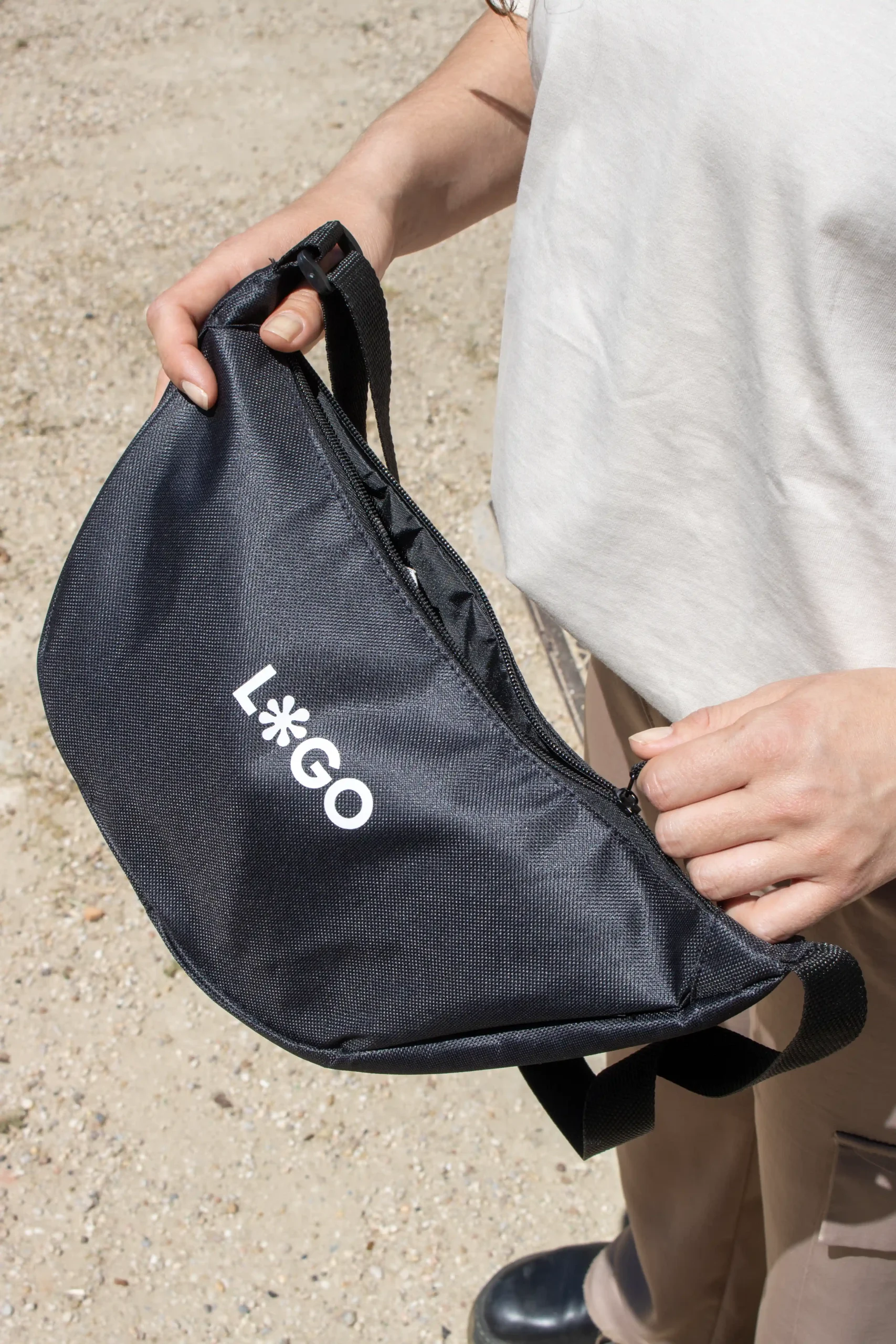 Riñonera negra personalizada con logo fondo parque