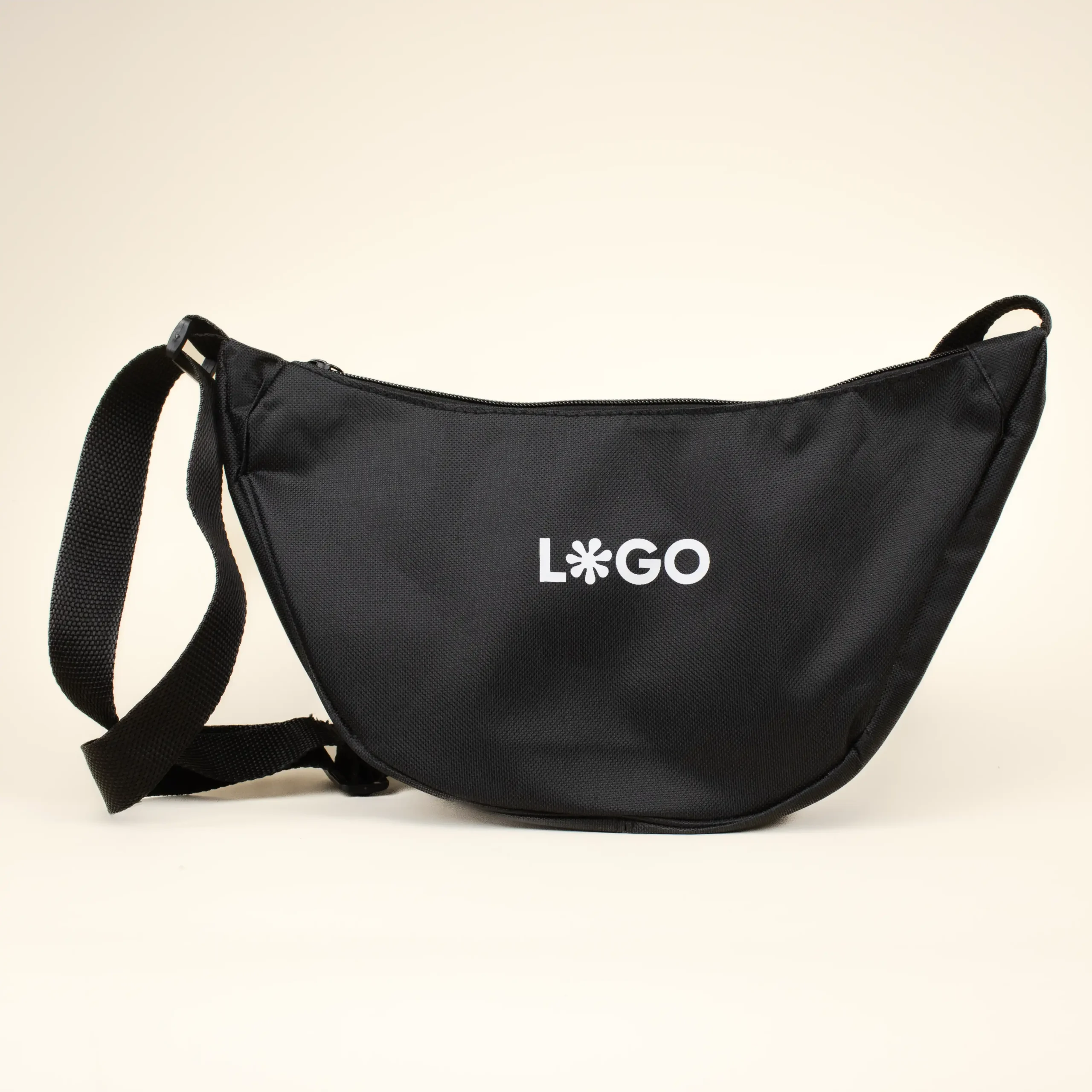 Riñonera negra personalizada con logo fondo beige