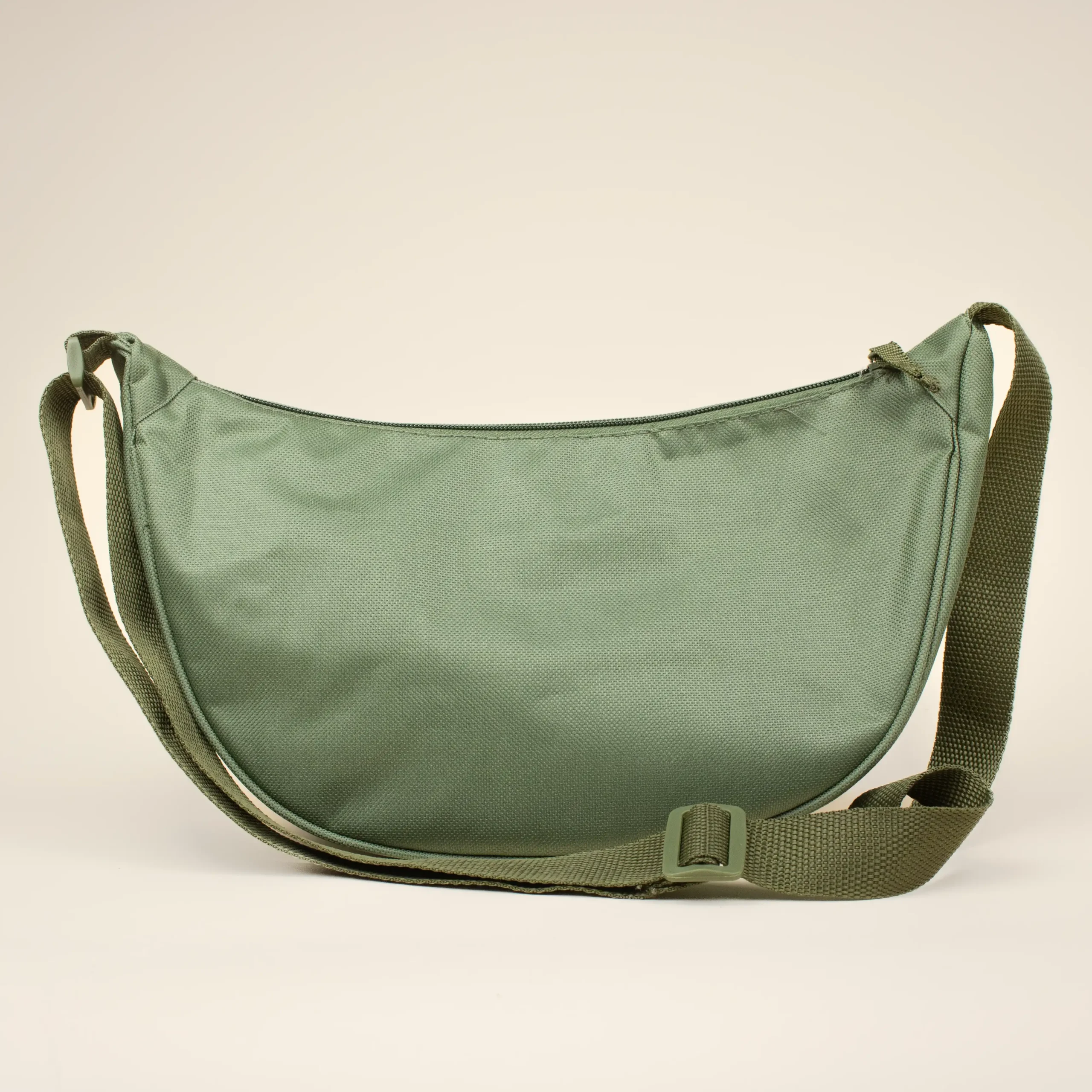 Riñonera verde trasera fondo beige