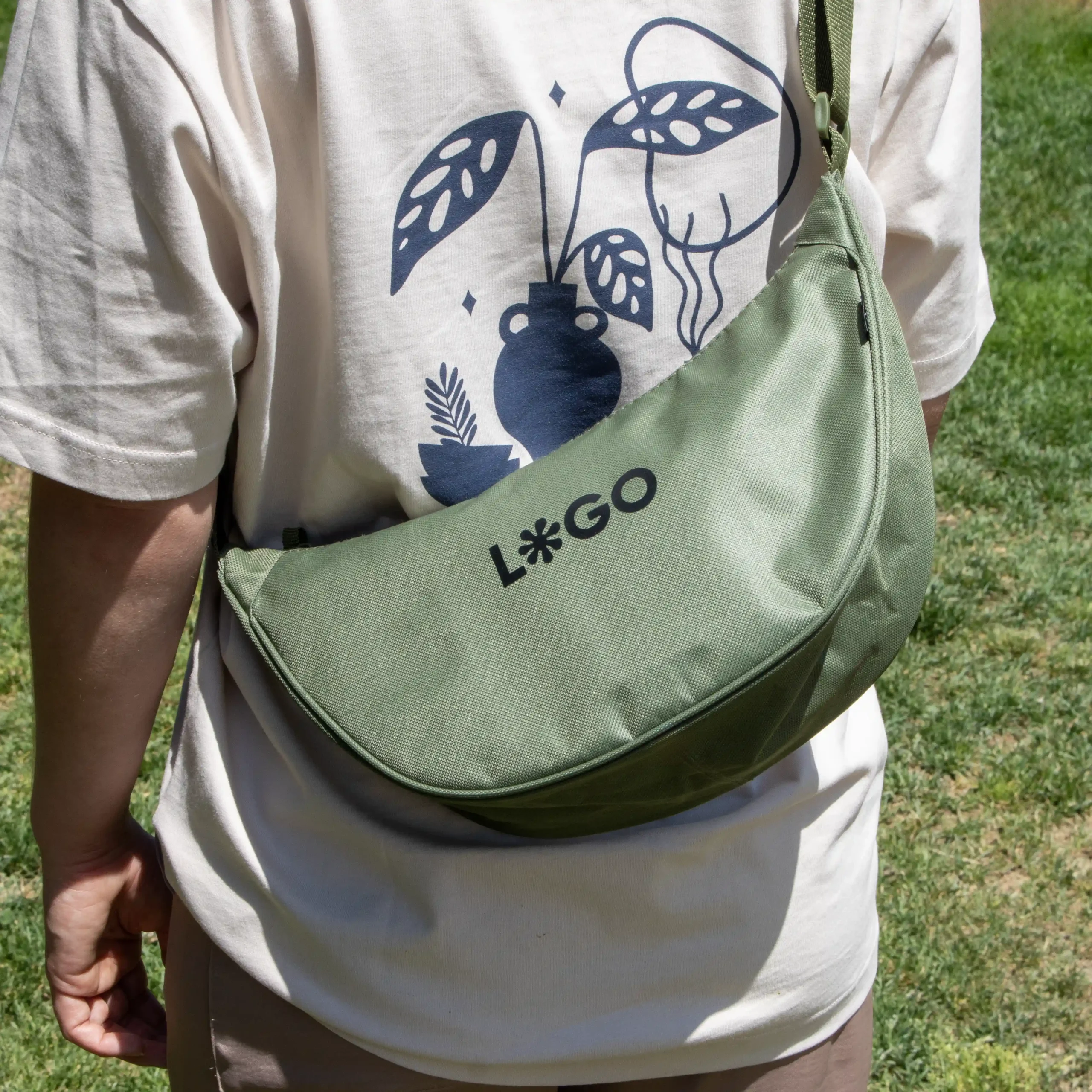 Riñonera verde personalizada con logo modelo chica fondo parque