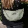 Riñonera verde personalizada con logo negro modelo chica
