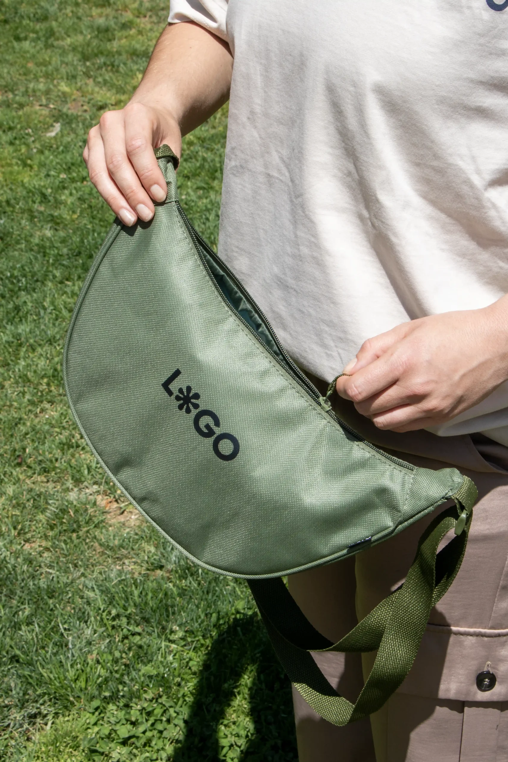 Riñonera verde personalizada con logo fondo parque