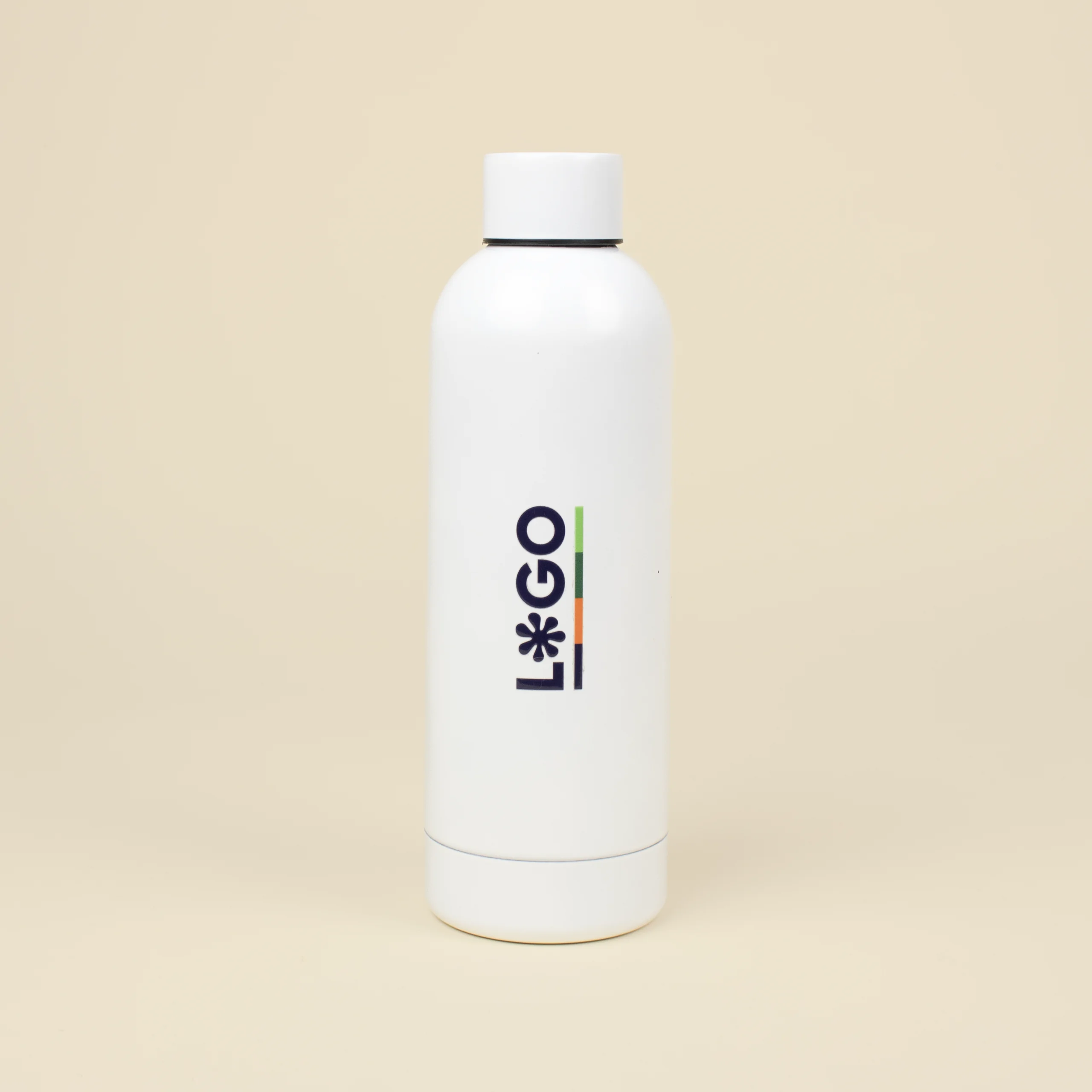 Botella térmica color blanco personalizada con logo fondo beige