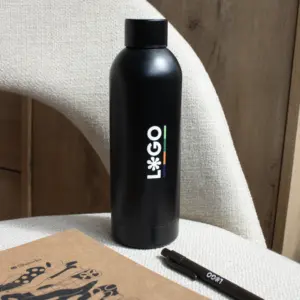 Botella térmica color negro personalizada con logo blanco en silla gris