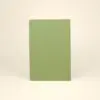 Cuaderno verde reciclado Notto Detrás Cuaderno verde reciclado trasera fondo beige
