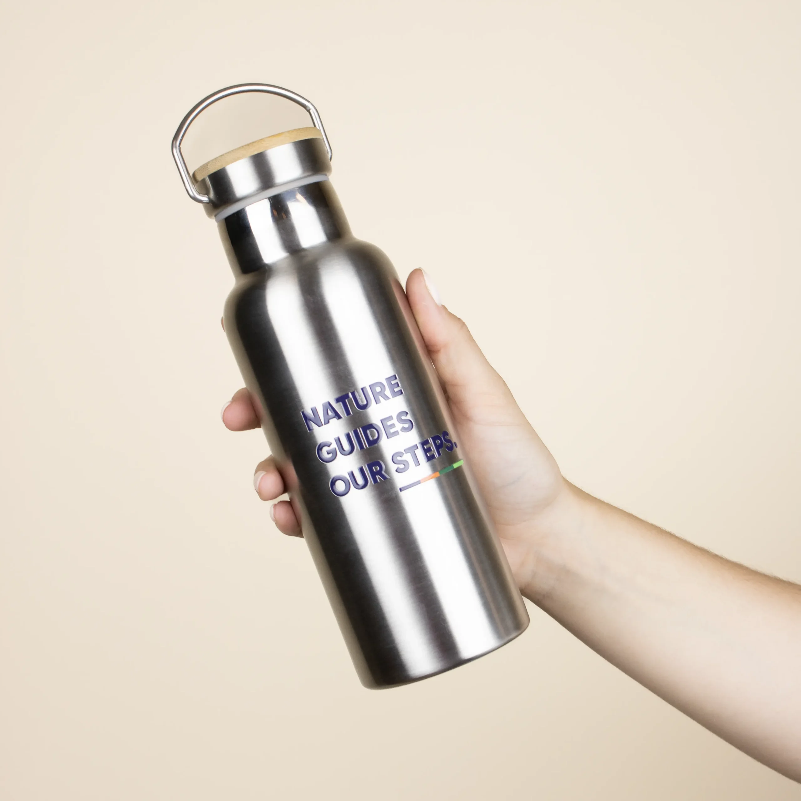Botella térmica acero 500 ml personalizada modelo mano fondo beige