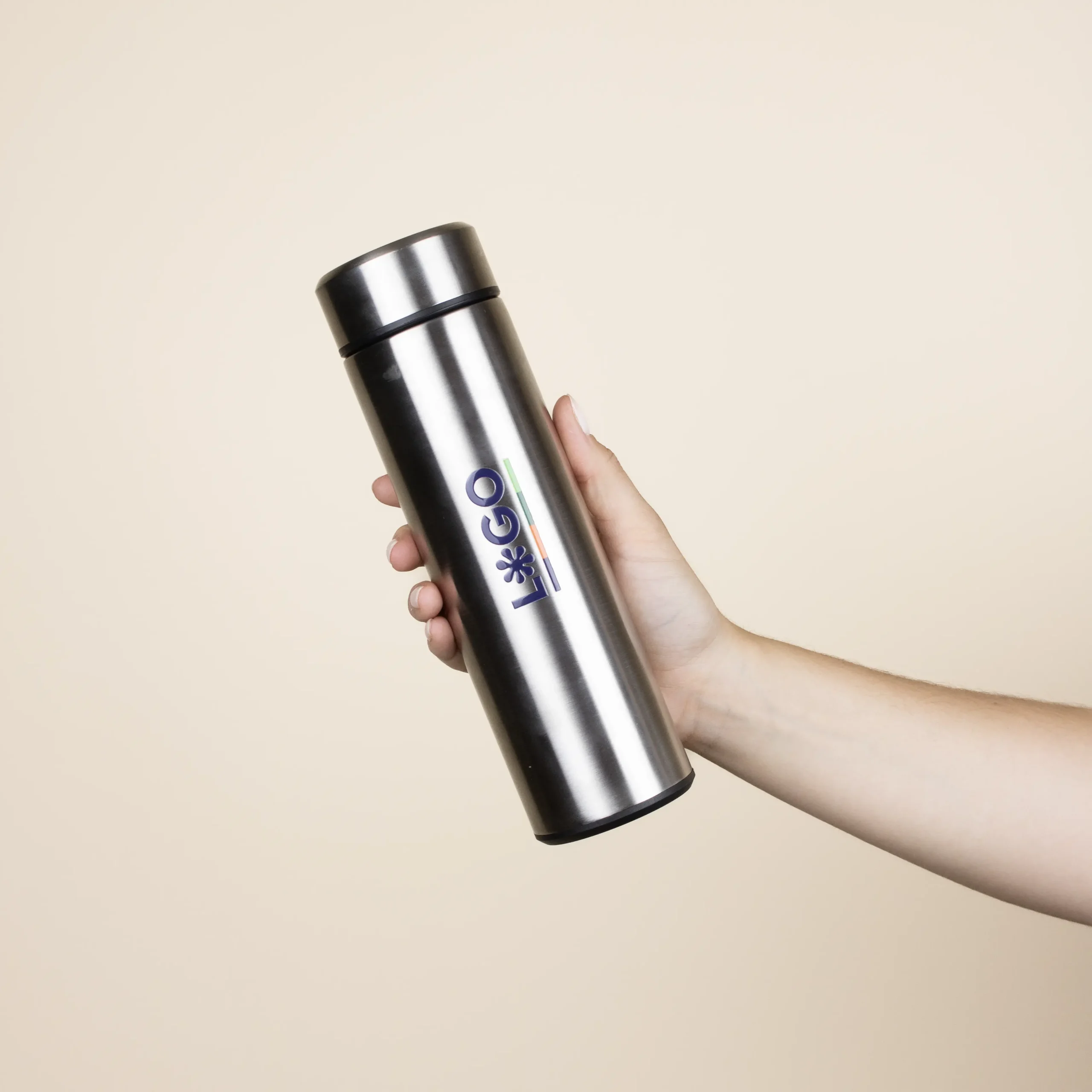 Termo acero inoxidable personalizado plateado logo azul modelo mano fondo beige