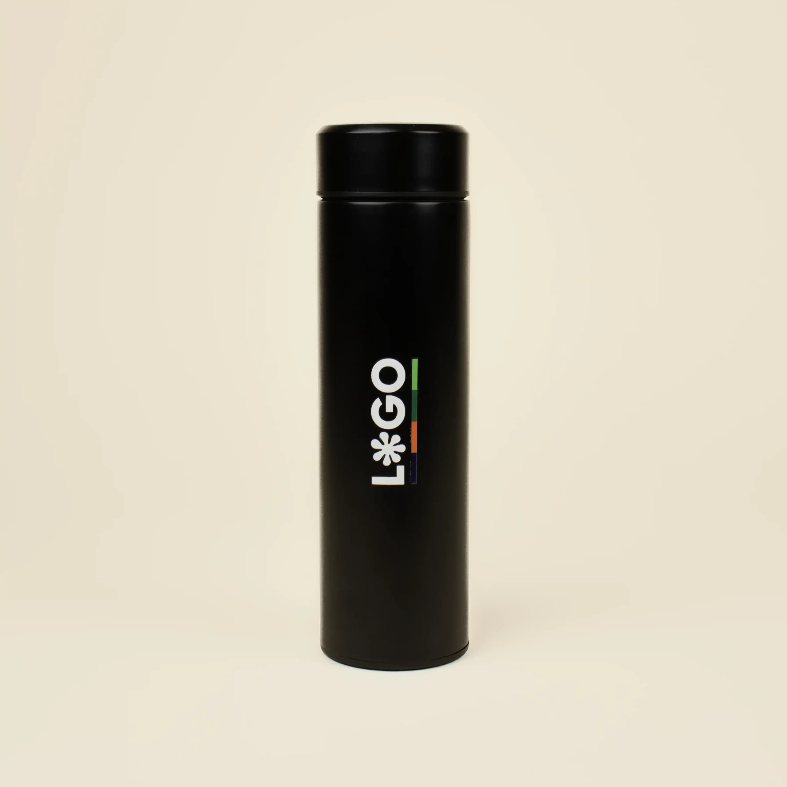 Termo acero inoxidable personalizado negro con logo blanco fondo beige