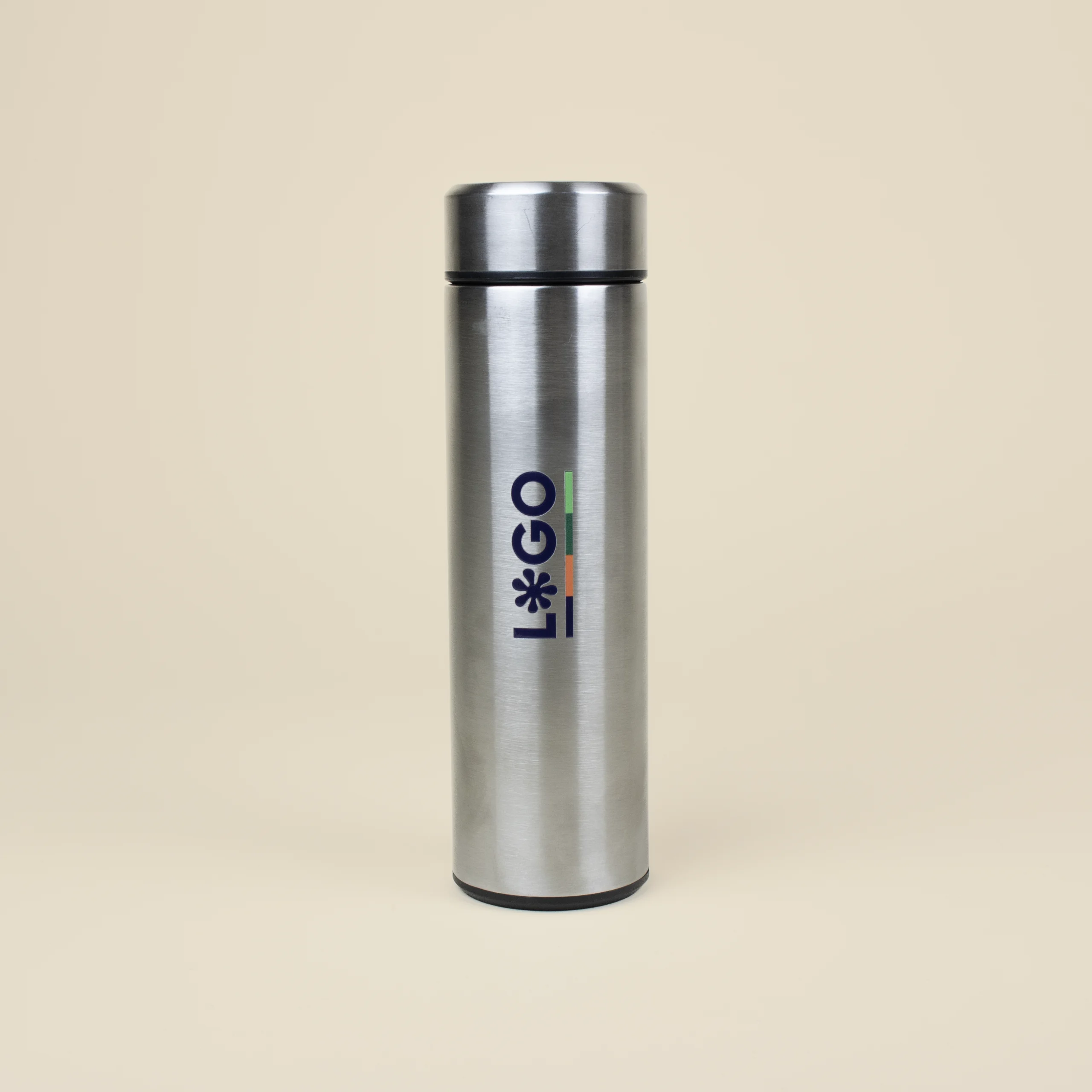 Termo acero inoxidable personalizado plateado con logo azul fondo beige